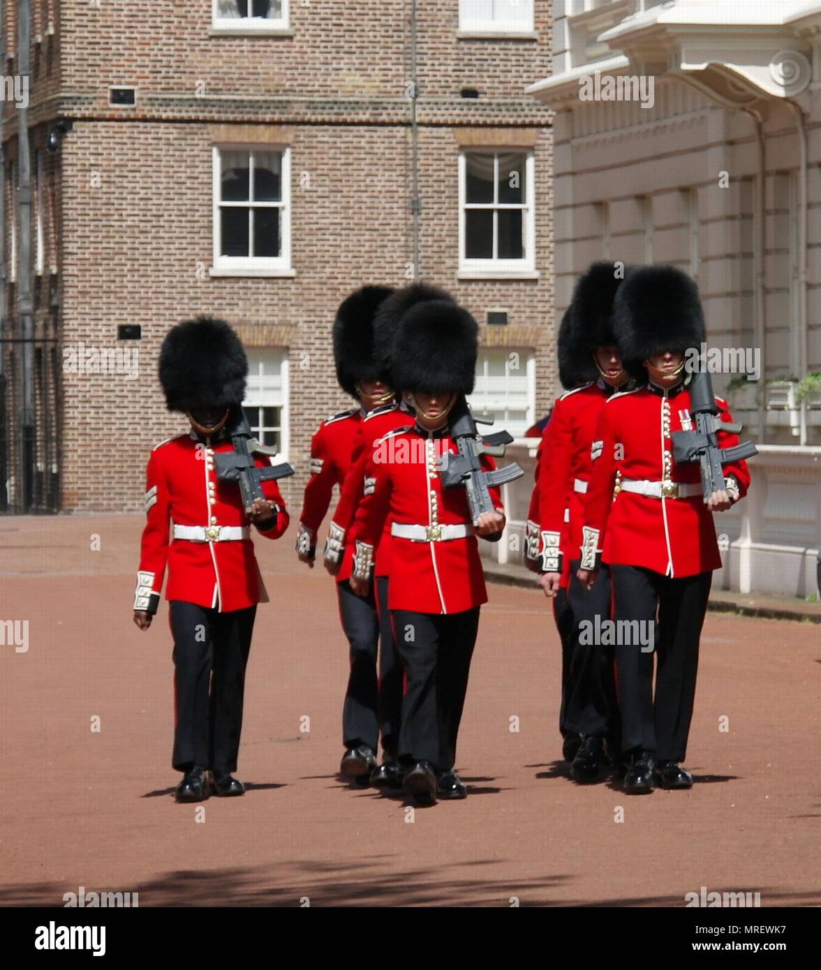 Marching british Guards - 12-05-2013 Buckingham Palace, London, Großbritannien Stockfoto