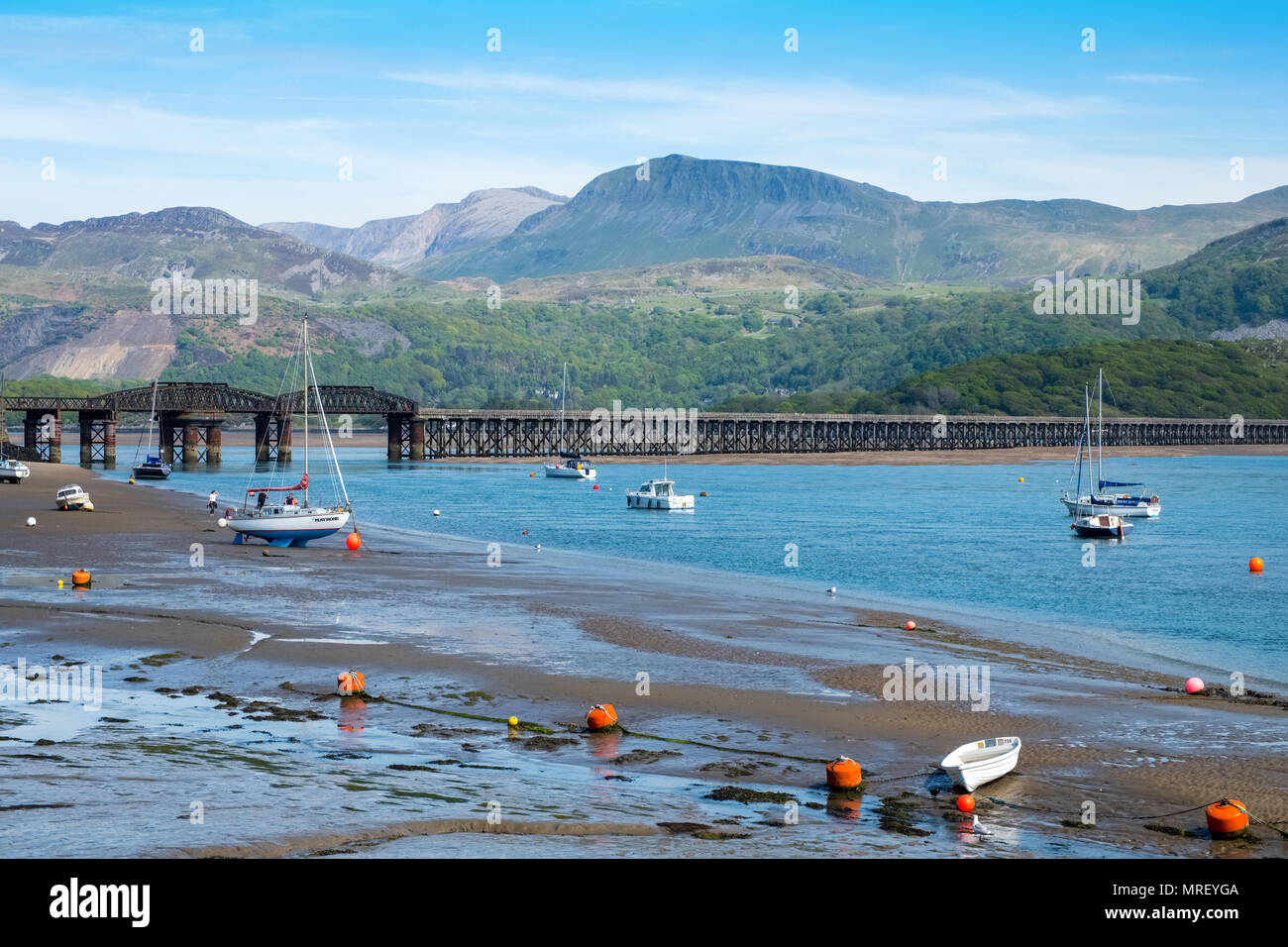 Die mawddach Estuary und die Zugbrücke, Barmouth in Mid Wales, UK, mit Cader Idris in Distanz. Stockfoto