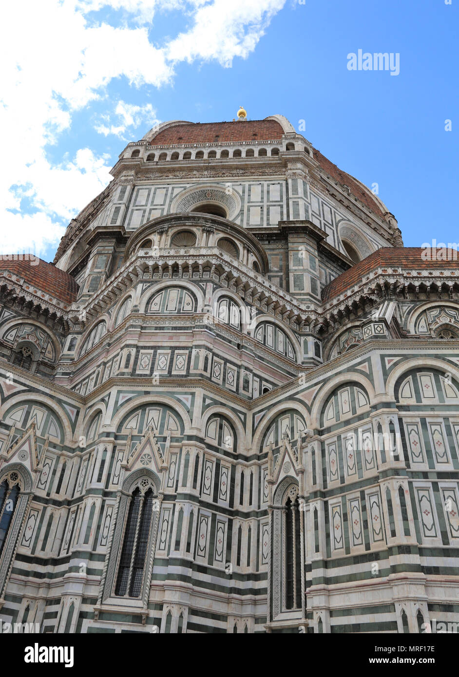 Große Kuppel von Brunelleschi Dom von Florenz in Italien entworfen mit großen goldenen Kugel oben Stockfoto