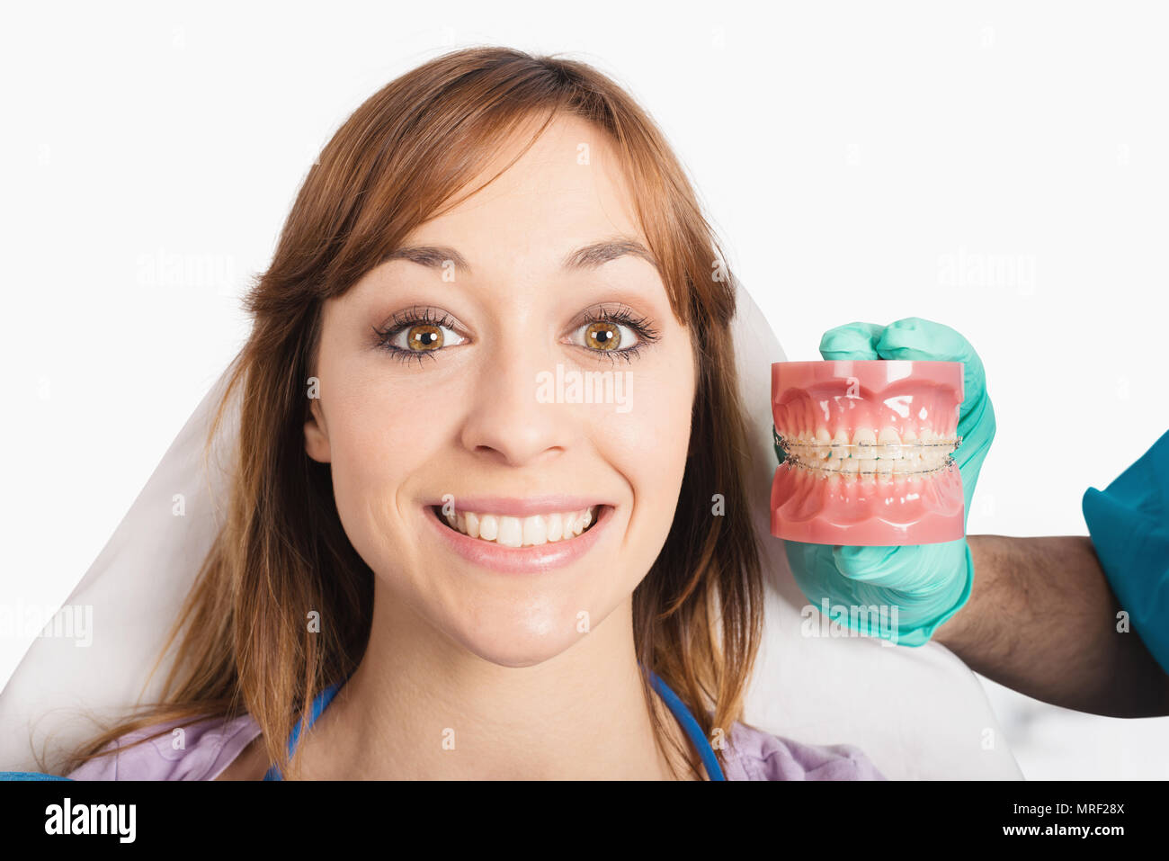 Zahnarzt zeigt, wie eine Klammer Stockfoto