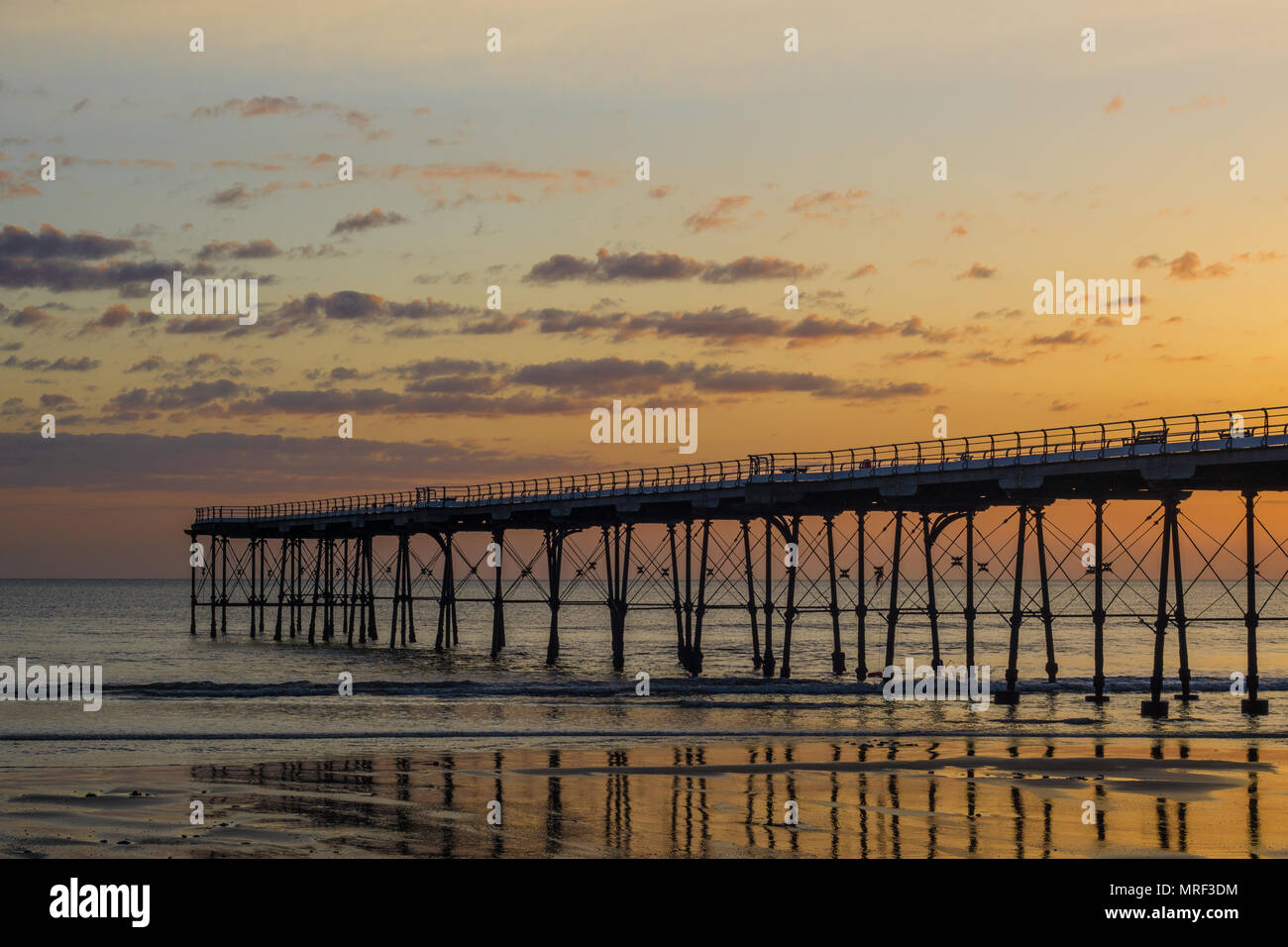 Saltburn Pier bei Sonnenaufgang. Saltburn ist eine Küstenstadt im Norden und Osten von England. Stockfoto