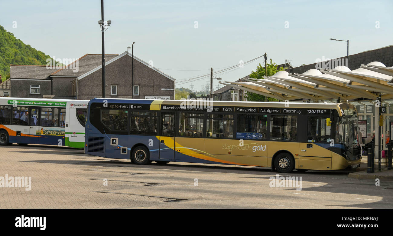 Busse am Busbahnhof in Pontypridd Stadtzentrum warten Stockfoto