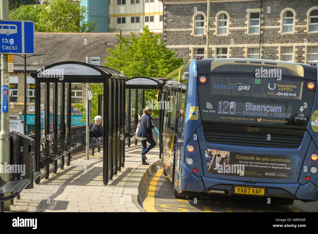 Passagier auf einer Postkutsche Gold Service public Bus an einer Bushaltestelle in Pontypridd Stadtzentrum Stockfoto