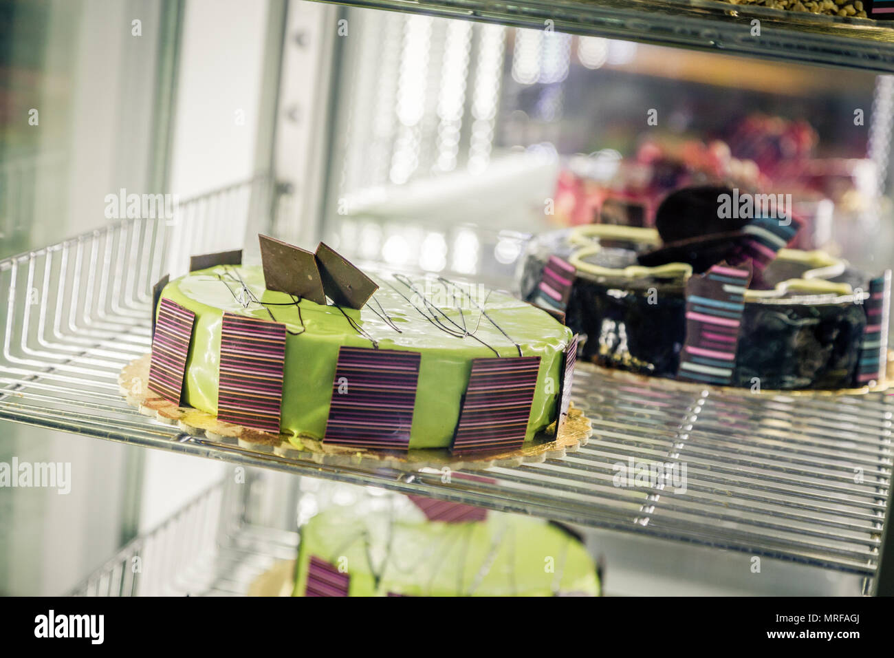 Vielzahl von Kuchen im Kühlschrank Stockfoto