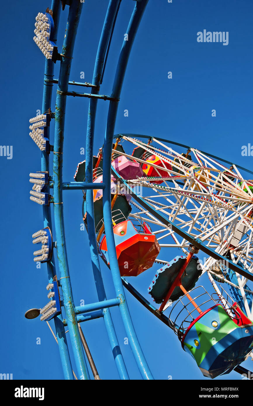 Lebendige Farben und komplexe geometrische Formen bilden die Luna Park Big Wheel in Scarborough South Bay. Stockfoto