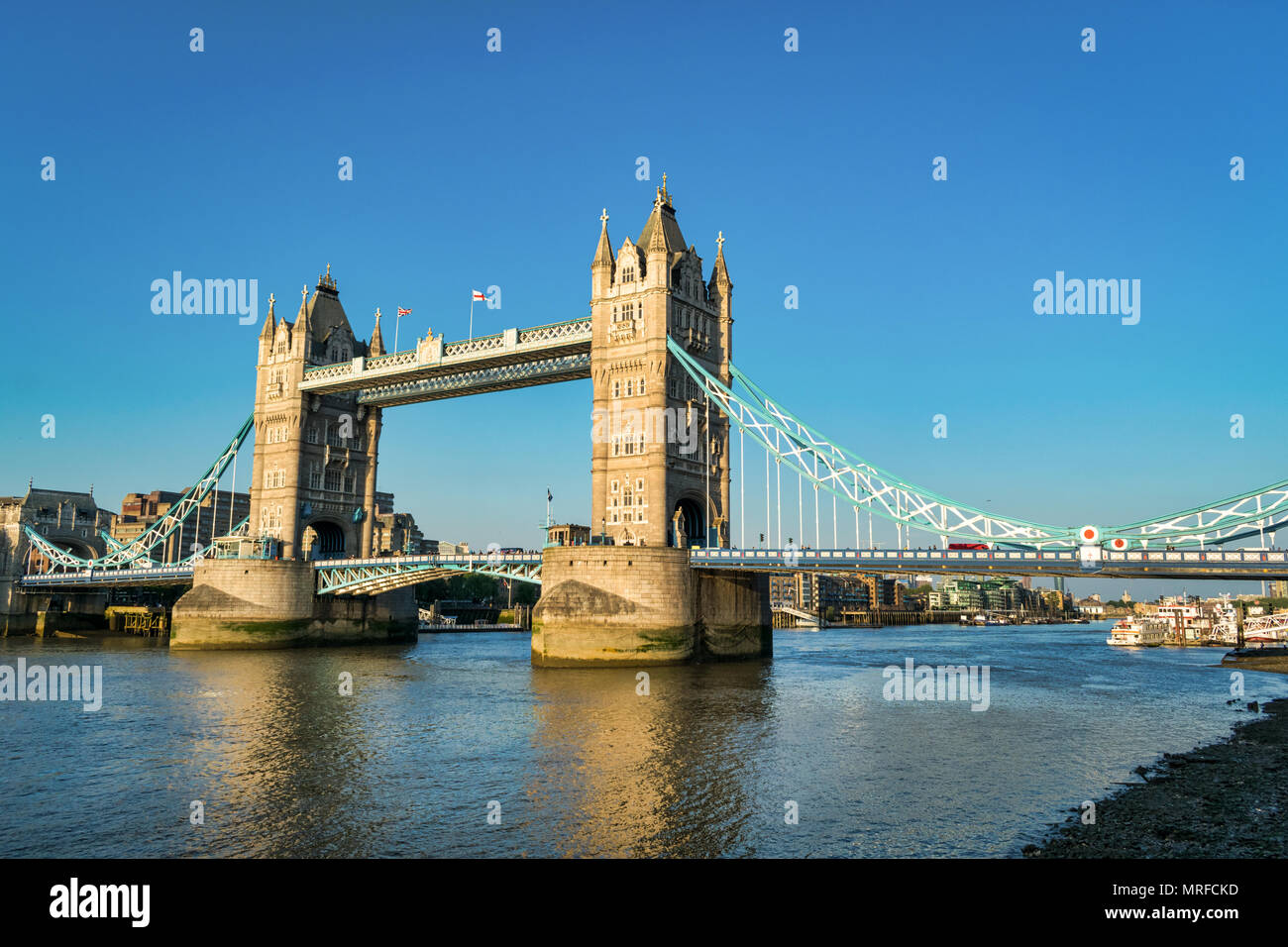Die berühmte Tower Bridge in London auf der Themse Stockfoto