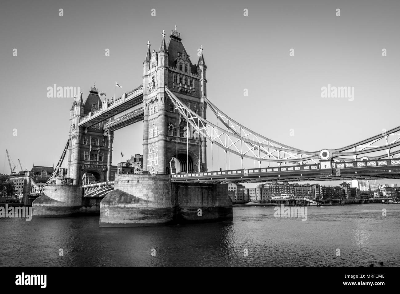 Dies ist ein schwarz-weiß Foto von Londons Symbol der Tower Bridge. Stockfoto