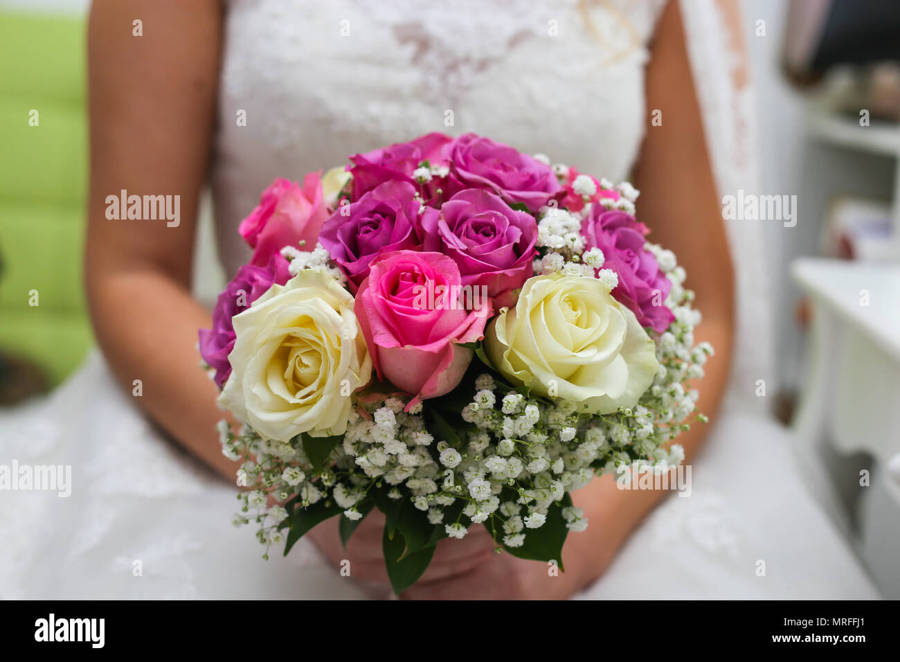 Eine Hochzeit Eine Junge Frau Mit Einem Schal Auf Dem Kopf Halt Blumen Eine Hochzeit Ein Ereignis Ein Weisses Kleid Einen Hakeln Stockfotografie Alamy