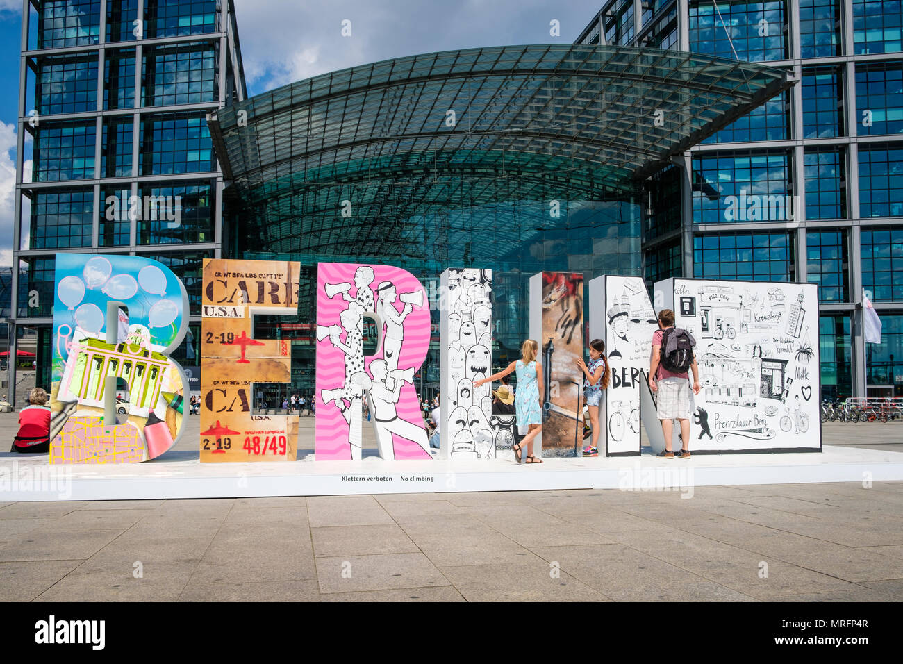 Berlin, Deutschland - Mai 2018: Das Wort Berlin in großen Buchstaben vor dem Hauptbahnhof (Berlin Hauptbahnhof) Stockfoto