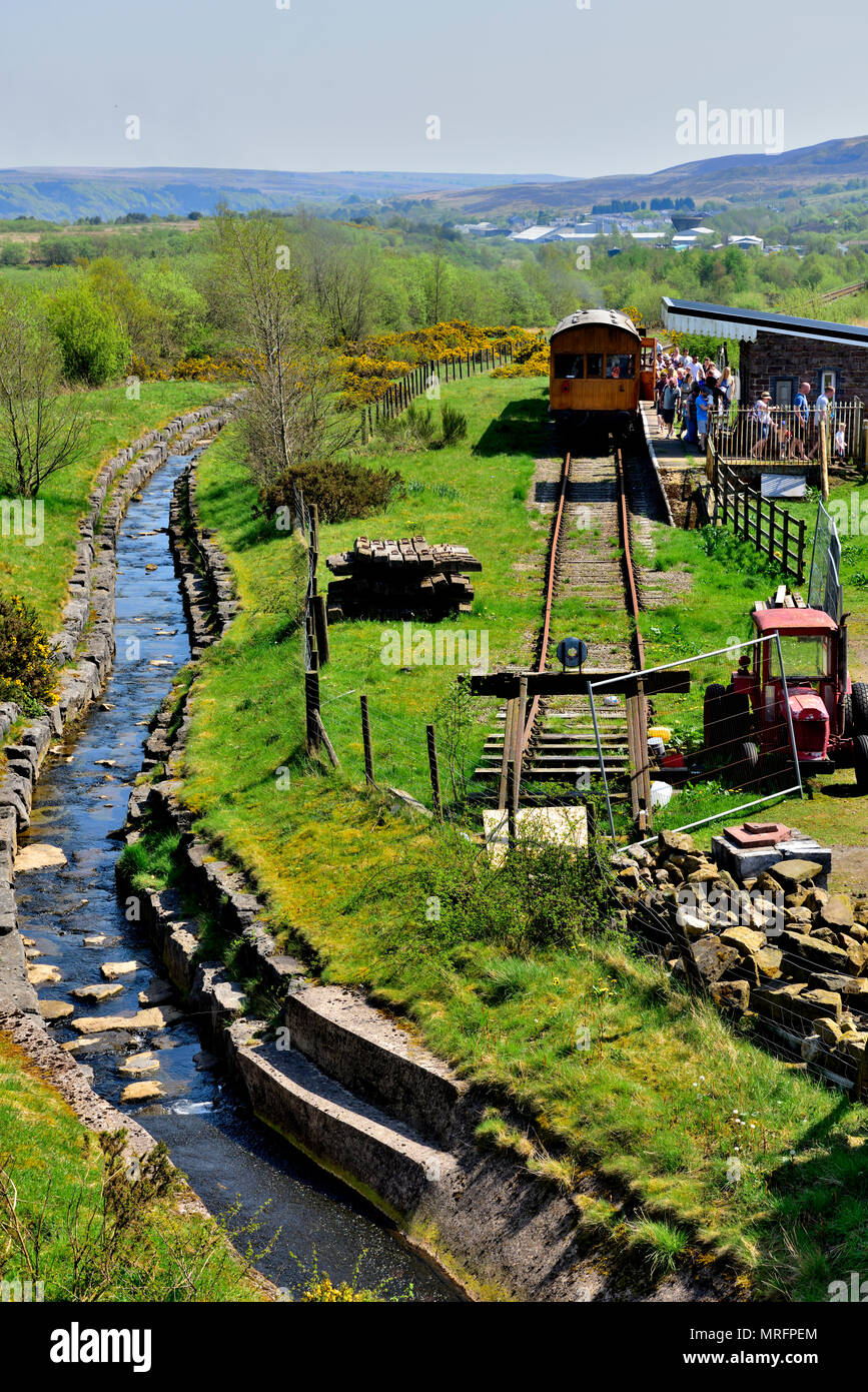Am Ende der Linie von Pontypool und Blaenavon Railway heritage Dampfzug an Pfeifen Inn durch die oberläufe von Afon Lwyd River, South Wales, Blae Stockfoto