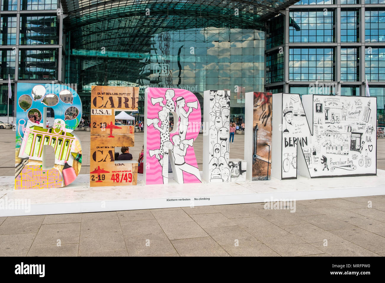 Berlin, Deutschland - Mai 2018: Das Wort Berlin in großen Buchstaben vor dem Hauptbahnhof (Berlin Hauptbahnhof) Stockfoto