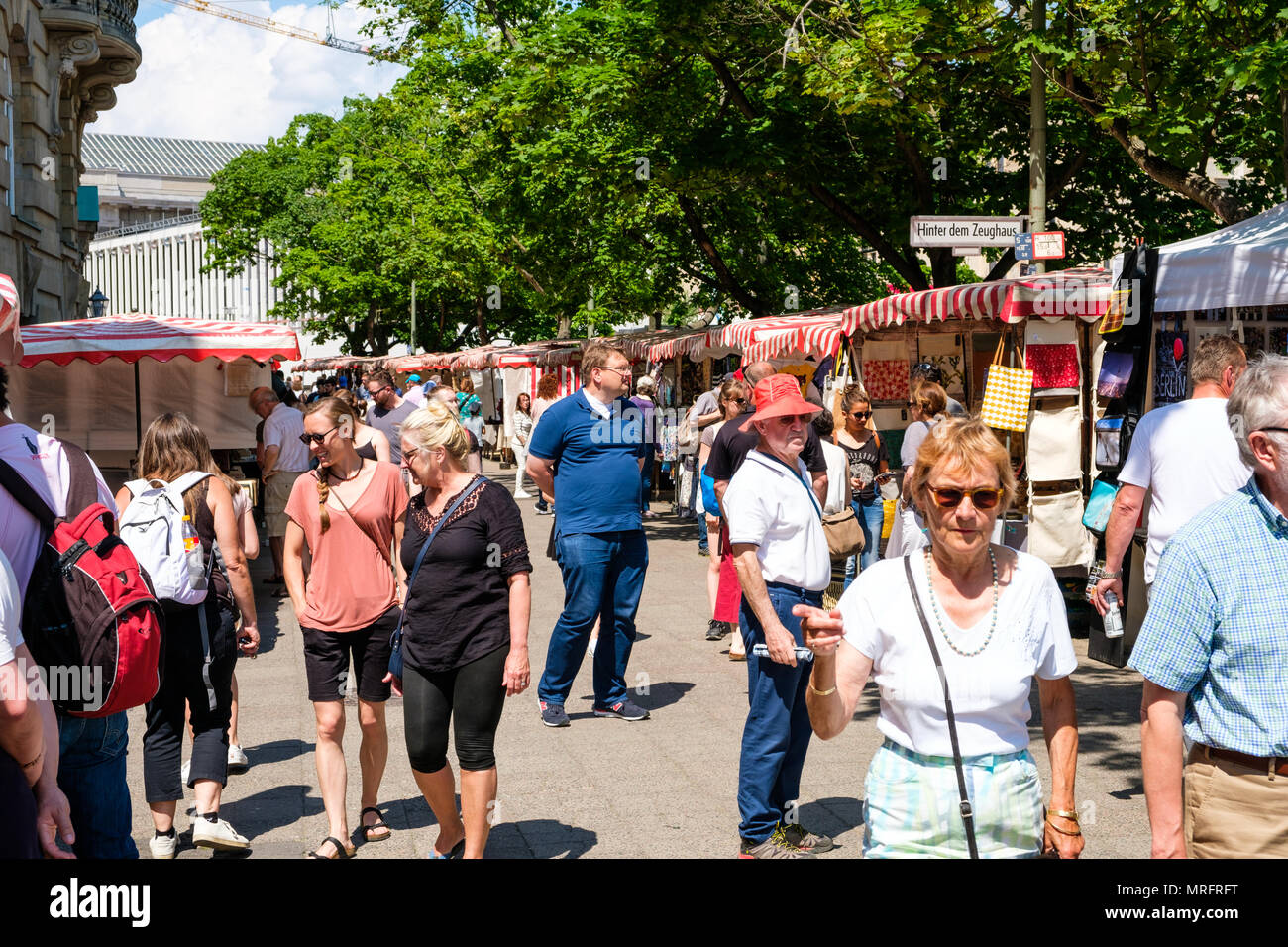 Berlin, Deutschland - Mai 2018: Menschen am Kunstmarkt/Flohmarkt am Zeughaus in der Nähe der Museumsinsel an einem sonnigen Tag in Berlin, Deutschland Stockfoto