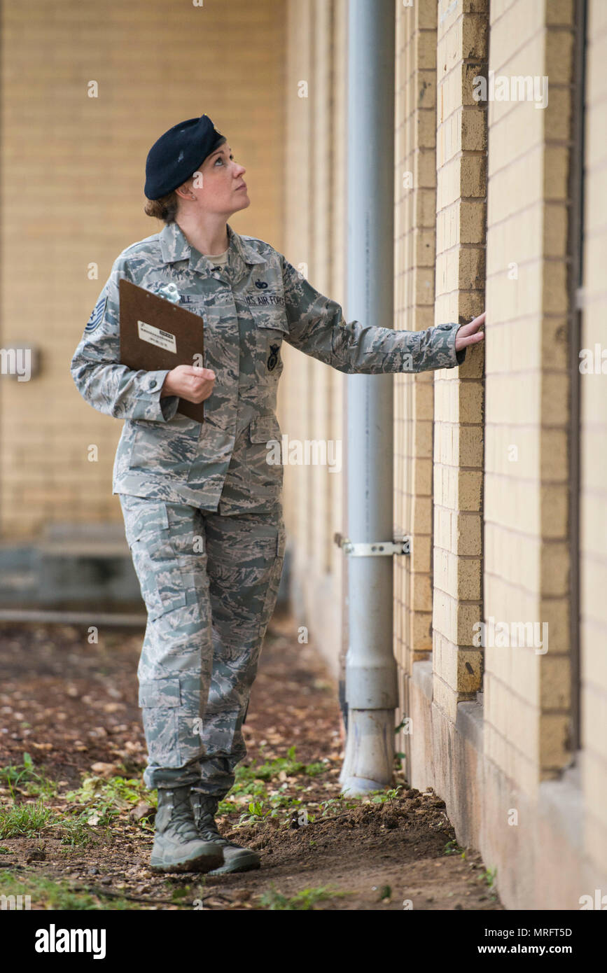 Technische Sgt. Michelle Aberle, 802Nd Sicherheitskräfte Squadron installation Sicherheit, prüft Windows während ihrer Gebäude security check Mai 9, 2017, in: Joint Base San Antonio-Lackland, Texas. Aberle bietet Schutz für Personal, Ausrüstungen und Einrichtungen von Bedrohungen Eindringen durch unbefugte Personen zu gehören. (U.S. Air Force Foto von Sean M. Worrell) Stockfoto