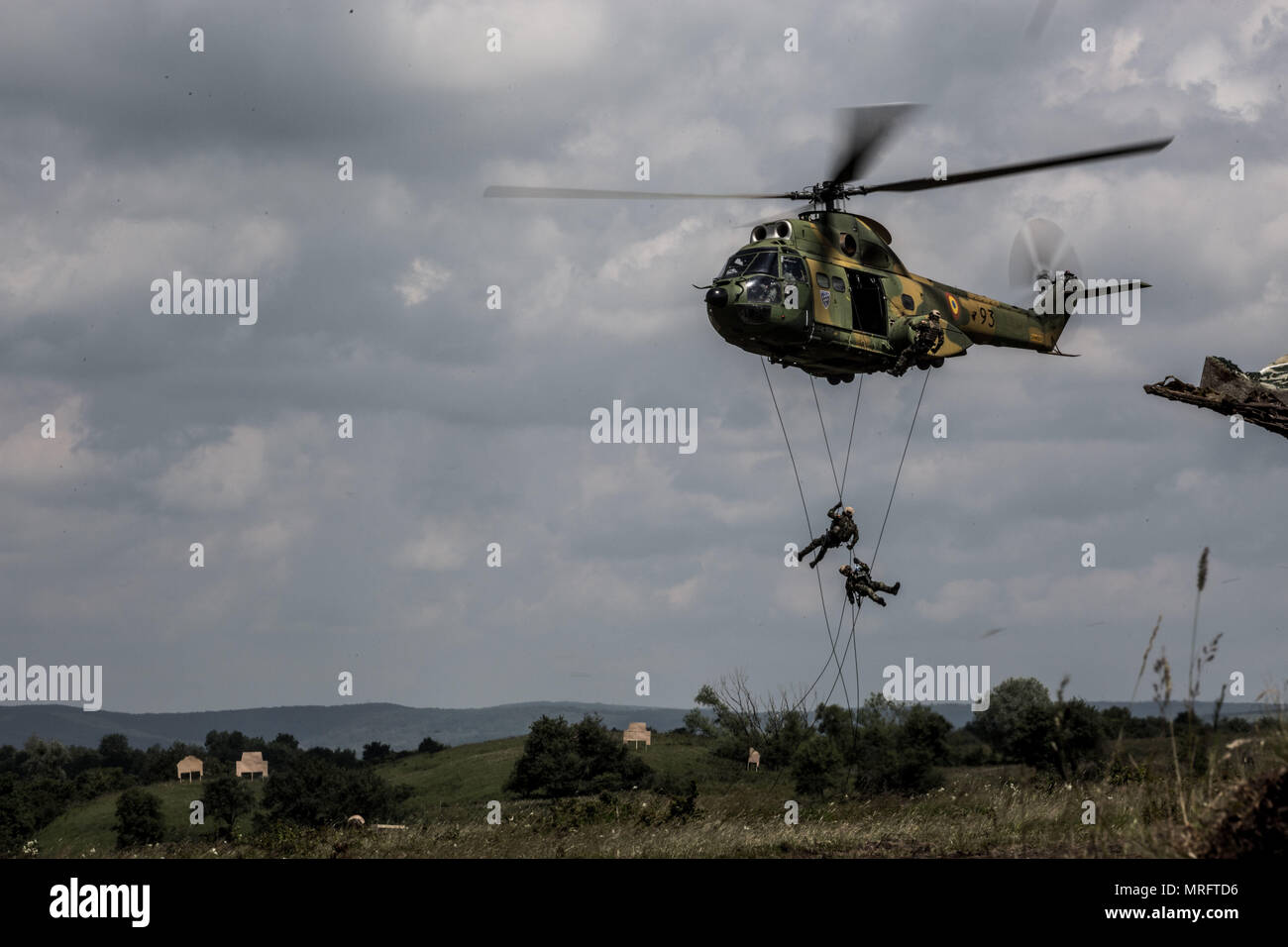 Rumänische Spezialeinheiten Seile nach unten Abseilen aus dem Hubschrauber. NATO-Truppen haben die Ausbildung in Rumänien für übung Noble Springen 2017. Über 4000 Soldaten aus acht Nationen nehmen daran teil. Es wurde entwickelt, um die Reaktionsfähigkeit und die Bereitschaft der Sehr hohe Bereitschaft Joint Task Force oder VJTF zu testen. Die VJTF ist der NATO Speerspitze Kraft in der Lage innerhalb von 48 Stunden bereitgestellt werden. Kredit Miks, NATOChannel Uzans Stockfoto