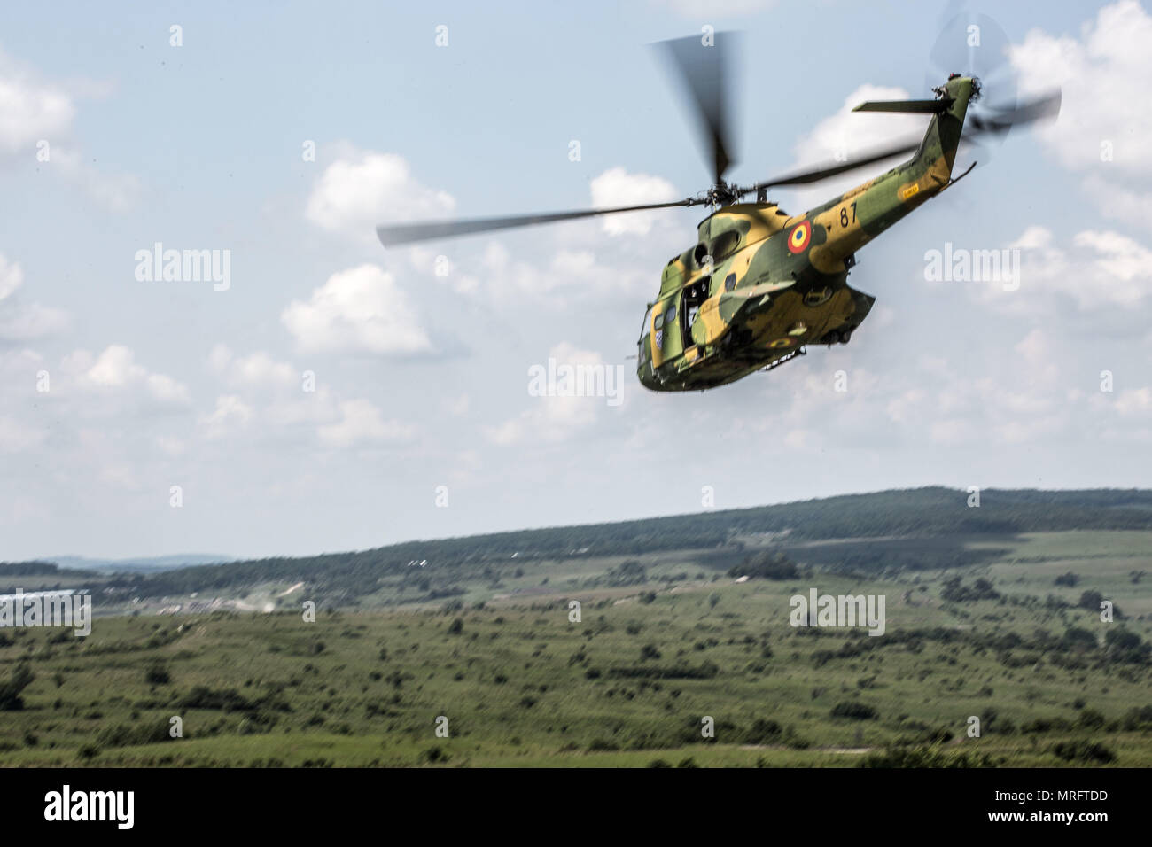 Rumänische Helikopter fliegt über Cincu, Rumänien. NATO-Truppen haben die Ausbildung in Rumänien für übung Noble Springen 2017. Über 4000 Soldaten aus acht Nationen nehmen daran teil. Es wurde entwickelt, um die Reaktionsfähigkeit und die Bereitschaft der Sehr hohe Bereitschaft Joint Task Force oder VJTF zu testen. Die VJTF ist der NATO Speerspitze Kraft in der Lage innerhalb von 48 Stunden bereitgestellt werden. Kredit Miks, NATOChannel Uzans Stockfoto