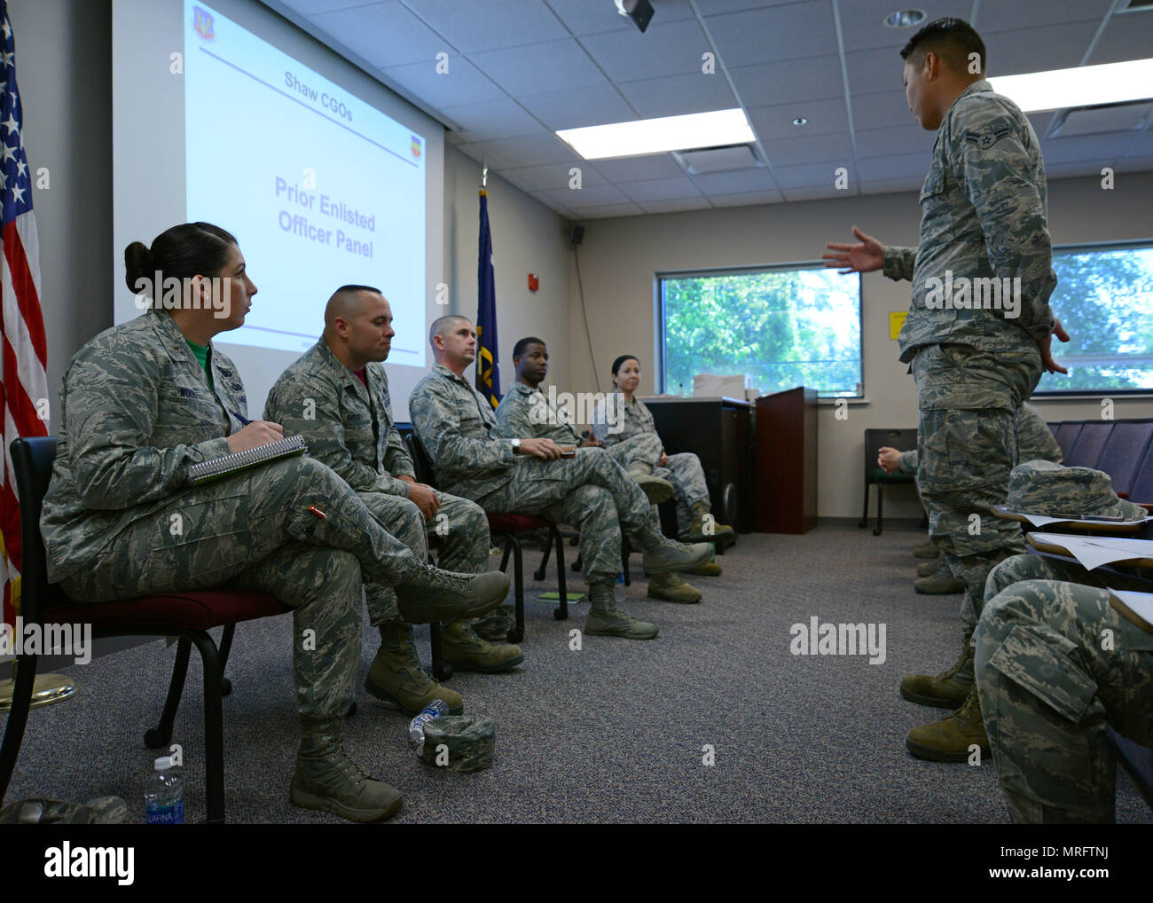Us Air Force Airman 1st Class Daniel Almaty, 20. Bauingenieur Squadron Wasser und Brennstoffe Systemwartung Lehrling, bittet die Mitglieder des Gremiums eine Frage während einer Firma grade Officer mentorship Panel an Shaw Air Force Base, S.C., 28. April 2017. Das Panel beantwortet Fragen von Teilnehmern zur Bewerbung um das Stipendium für herausragende Flieger, Officer Training School, der Air Force Academy und der Flieger Stipendium IBS-Programm. (U.S. Air Force Foto von Airman 1st Class Kathryn R.C. Reaves) Stockfoto