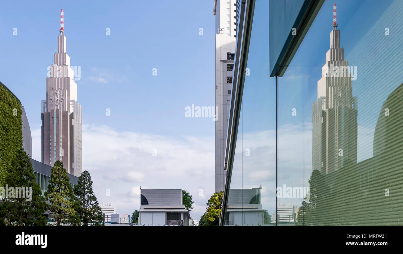 Schöne Sicht auf die NTT Docomo Yoyogi Gebäude von Shinjuku in Tokio, Japan, mit Reflexion auf ein Fenster, um 16:00 Uhr Stockfoto Schöne Sicht auf die NTT Docomo Yoyogi Gebäude von Shinjuku in Tokio, Japan, mit Reflexion auf ein Fenster, um 16:00 Uhr Stockfoto