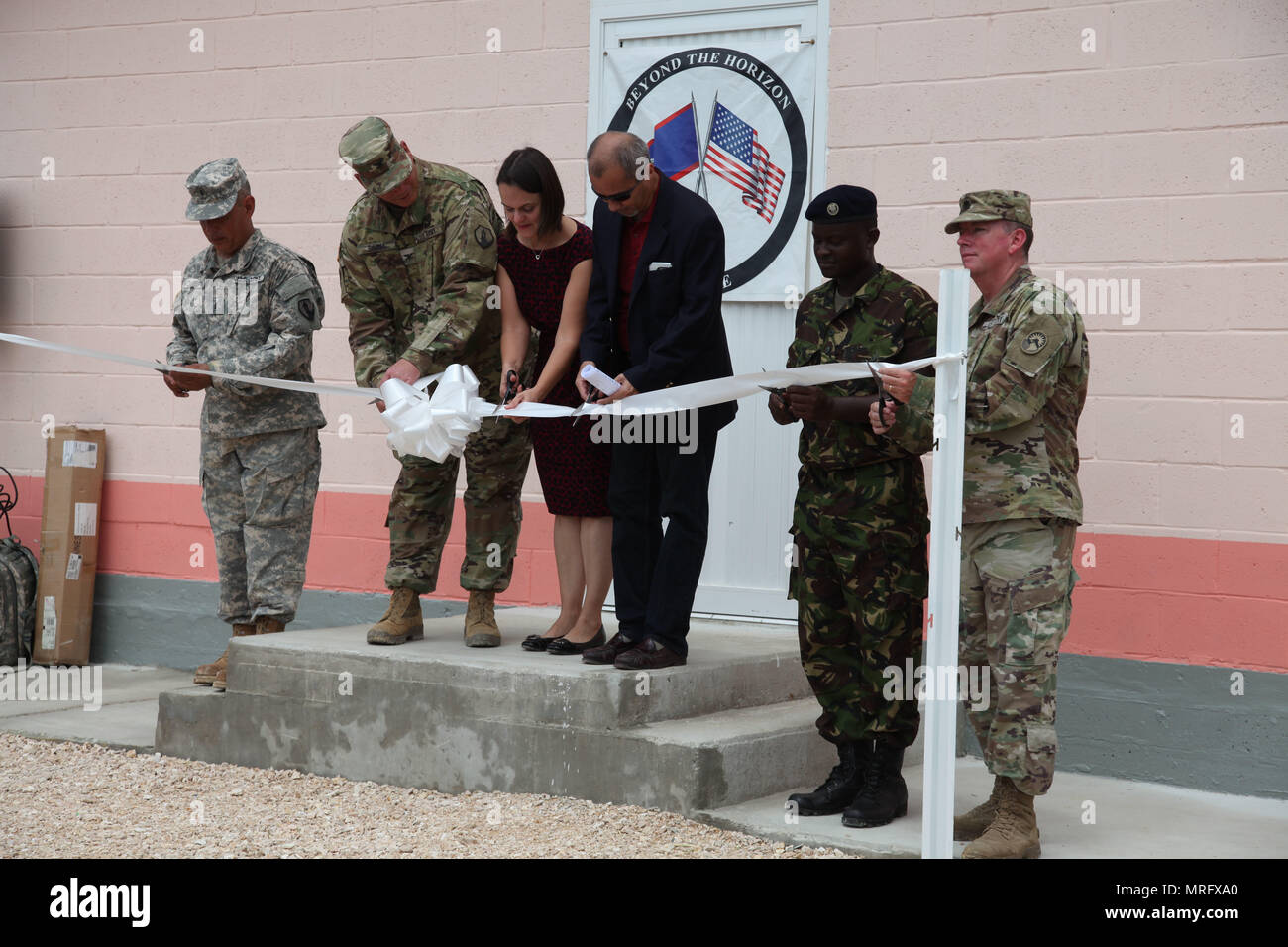 Die Fertigstellung des neuen Gebäudes an der Ladyville Gesundheit Klinik ist offiziell bei der Ribbon Cutting gehalten 9. Juni in Ladyville Belize 2017 markiert. Gezeigt schneiden die Multifunktionsleiste (von links nach rechts): Chief Warrant 3 Betzy Romero, Projektleiter und Mitglied der 448th Engineer Battalion aus Puerto Rico; Oberst John Simma, über den Horizont 2017 Task Force Jaguar Commander; Adrienne Galanek, Geschäftsträger a.i. der Botschaft der Vereinigten Staaten von Amerika Belize; Ramon Figueroa, CEO der Belize Ministerium für Gesundheit; Lance Cpl. Gladden des Belize Defence Force und Oberstleutnant Robert Ramsey, Senior Verteidigung Stockfoto