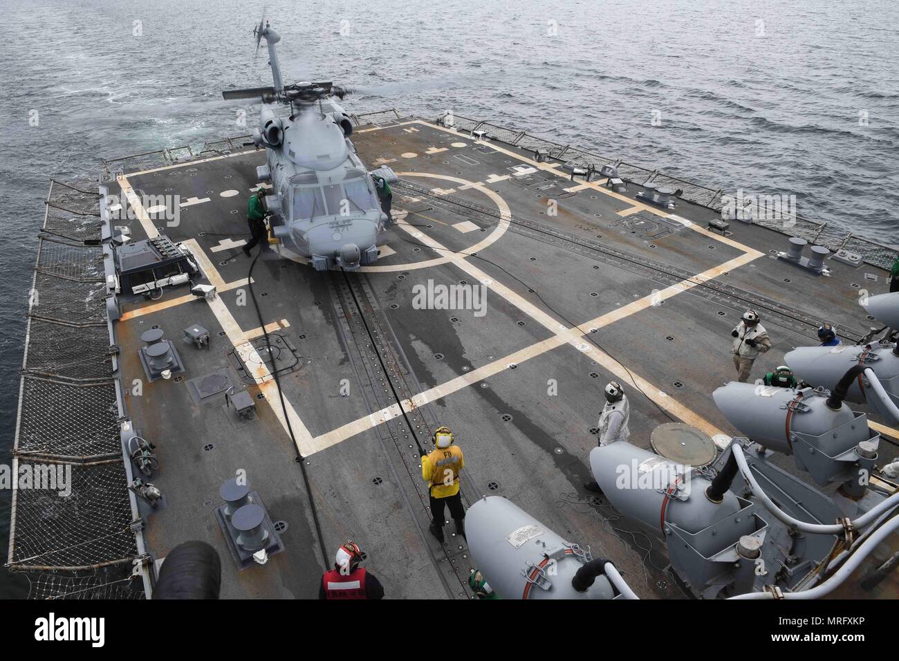 Die USS James E. Williams (DDG 95) ist ein Lenkraketenzerstörer der Arleigh-Burke-Klasse der United States Navy, der 2004 in Betrieb genommen wurde. Das Archivbild dokumentiert Seeleute, die einen MH-60R Sea Hawk Helikopter vom Flugdeck in der Ostsee während der Übung BALTOPS 2017 starten, einer großen jährlichen maritimen Übung in Nordeuropa. Stockfoto