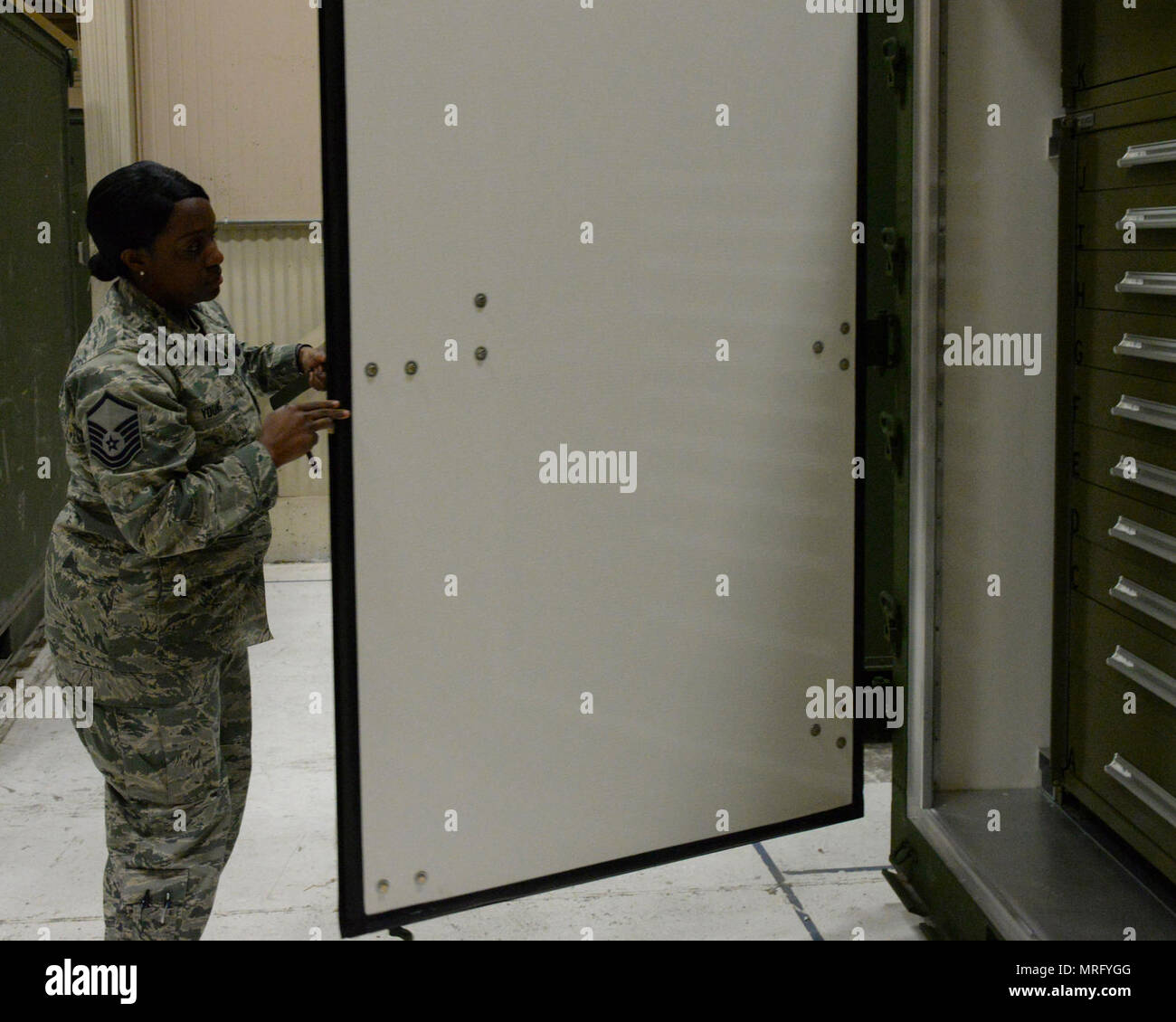 Master Sgt. Jessica Jung, Aircraft Parts Store und Mobilität Bereitschaft Ersatzteile Section Chief bis 28 Logistik Bereitschaft Geschwader zugewiesen, öffnet einen internen Slingable Einheit auf dem Flug Linie an Ellsworth Air Force Base, S.D., 12. April 2017. Der 28 LRS erhalten eine aktualisierte Modell der Einheit am 10. April 2017, auf dem installiert ist Mit praktischen Schubladen für Verbrauchsmaterialien können transportiert werden. Stockfoto