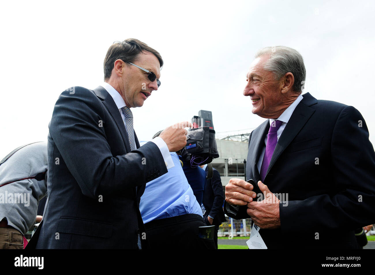 Trainer Aidan O'Brien und Eigentümer Derrick Smith während des Tages eine der 2018 Tattersalls irischen Guineen Festival in Curragh Racecourse, County Kildare. Stockfoto