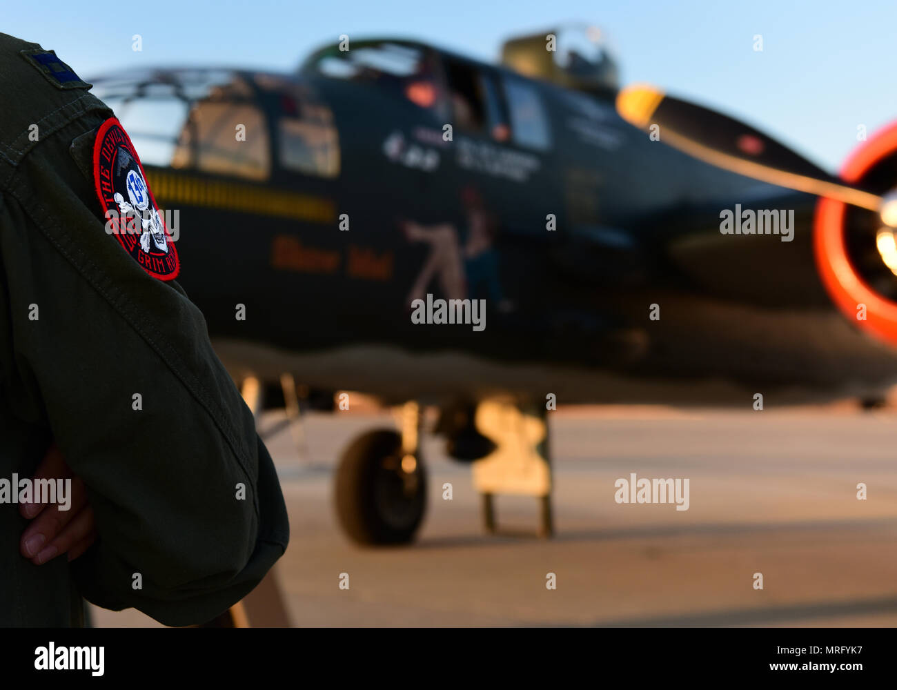 Ein B-2 Spirit Bomber Pilot, aus dem 13. Bob Squadron (BS) steht vor einem North American B-25 Mitchell an Whiteman Air Force Base, Mo, 11. Juni 2017. Die 13 BS hat in jedem Krieg seit dem Zweiten Weltkrieg I und feierte 100 Jahre Dienst am 14. Juni 2017 teilgenommen. (U.S. Air Force Foto von Tech. Sgt. Tyler Alexander) Stockfoto