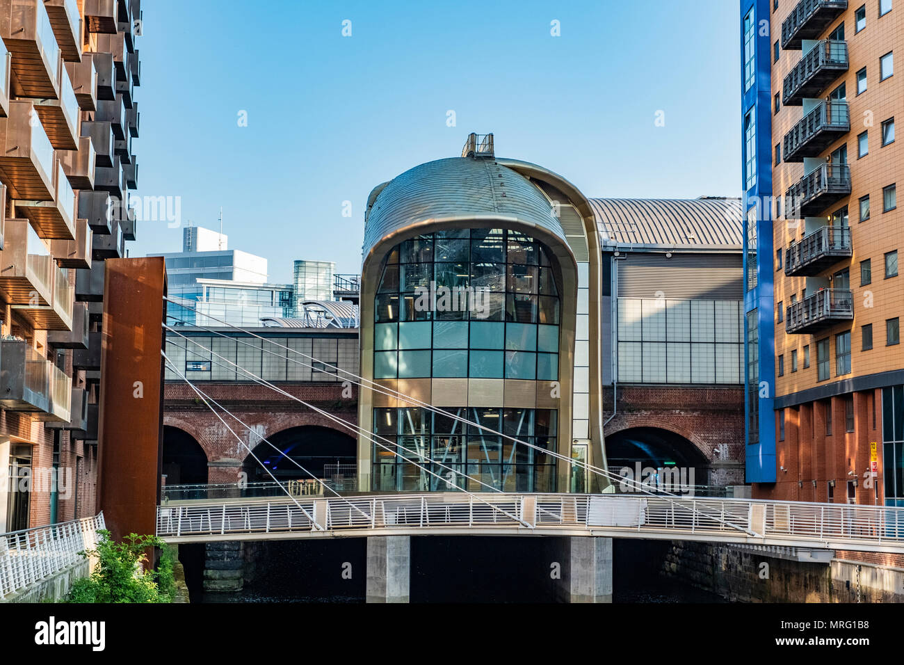 Bahnhof Leeds, neuer Eingang Süd und moderne Apartment Gebäude am Ufer des Flusses Aire. Stockfoto