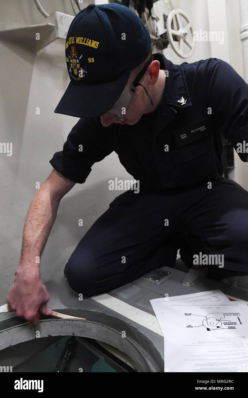 Die USS James E. Williams (DDG 95) ist ein Lenkflugkörper-Zerstörer der Arleigh-Burke-Klasse der United States Navy, der 2004 in Auftrag gegeben wurde und nach einer Medaille of Honor benannt wurde. BALTOPS ist eine jährlich stattfindende multinationale Meeresübung in der Ostsee. Das Archivbild dokumentiert die routinemäßige Wartung an Bord des Zerstörers während des BALTOPS 17 im Jahr 2017. Stockfoto