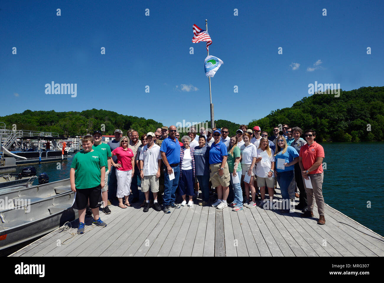 Die hendricks Creek Marina auf Dale hohlen See warf die "Saubere Marina" Flag heute während einer Feierstunde Anerkennung freiwilliger Anstrengungen der Marina Wasserverschmutzung und Erosion in der Cumberland River Watershed zu verringern, und für die Förderung der umweltverträglichen Marina und Bootfahren. Stockfoto