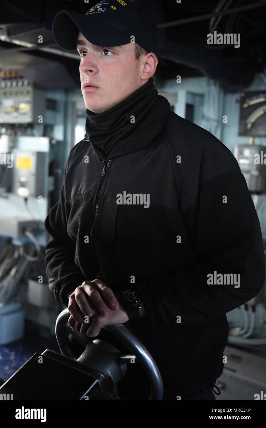 Die USS James E. Williams (DDG 95) ist ein Lenkraketenzerstörer der Arleigh-Burke-Klasse der United States Navy, der 2004 in Betrieb genommen wurde. Am 13. Juni 2017, während der Übung BALTOPS 17 in der Ostsee, bemannte ein Seemann das Ruder an Bord des Schiffes. Das Archivbild dokumentiert die laufenden Operationen während einer multinationalen maritimen Übung in Nordeuropa. Stockfoto