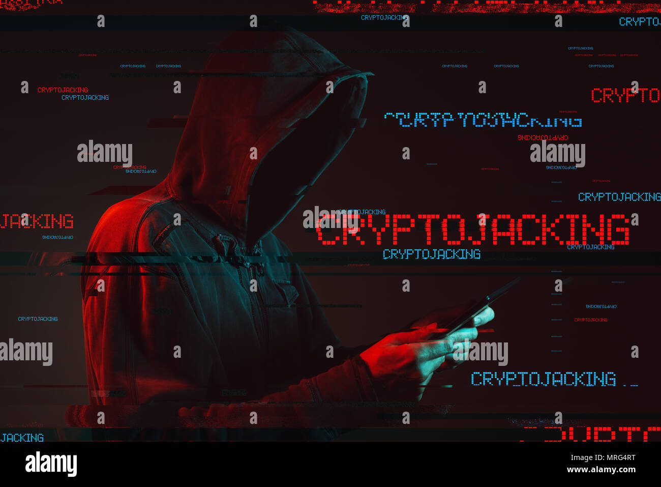 Cryptojacking scam Konzept mit gesichtslosen mit Kapuze mit männlichen Tablet Computer person, Low Key rot und blau beleuchtete Bild und digitale glitch Wirkung Stockfoto