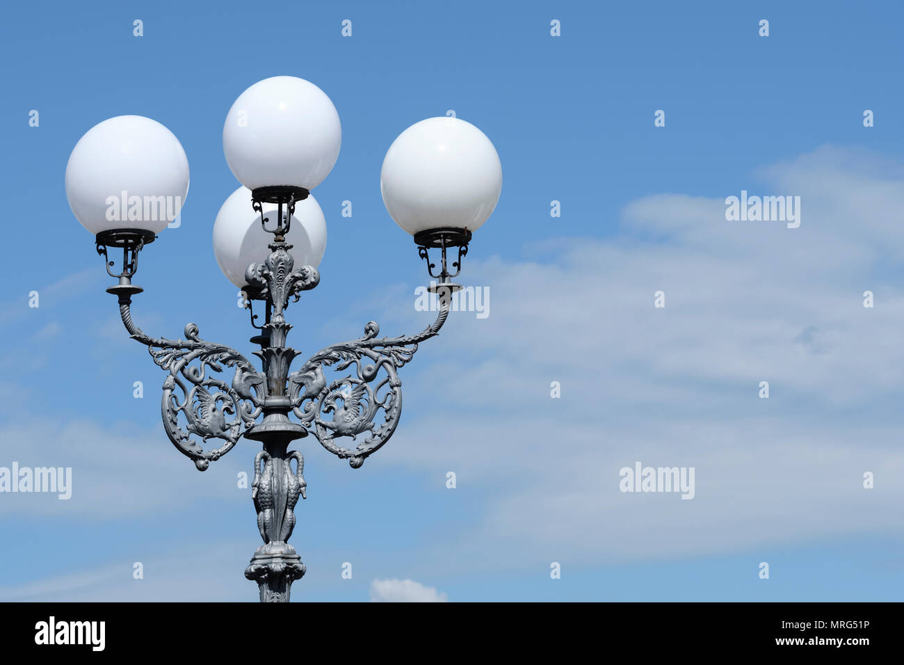 Dekorativen schmiedeeisernen Lampen mit vier weißen Globen, Florenz, Toskana, Italien, Europa, Stockfoto