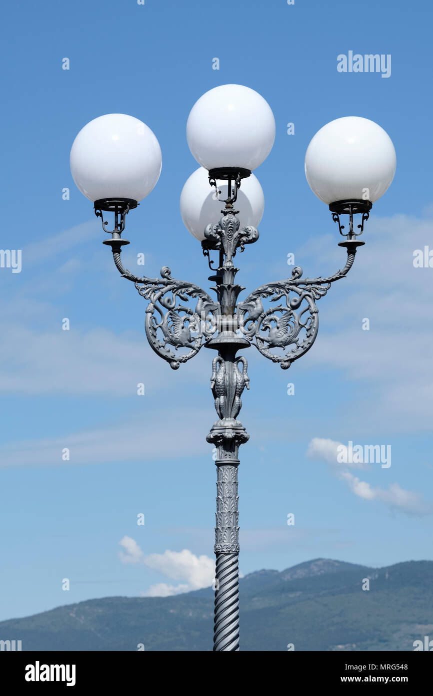 Dekorativen schmiedeeisernen Lampen mit vier weißen Globen, Florenz, Toskana, Italien, Europa, Stockfoto