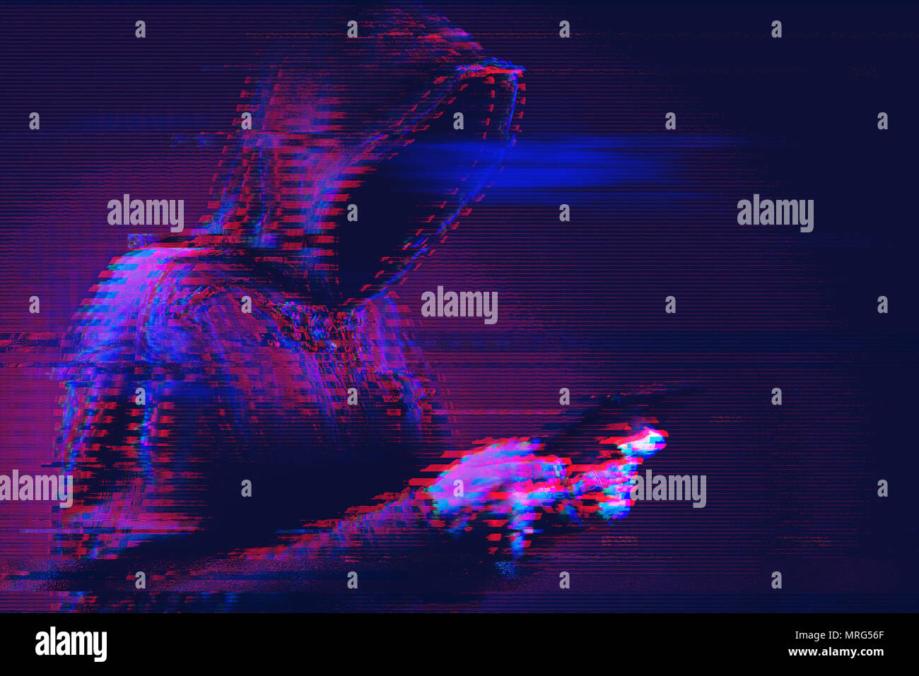 Cyberkriminalität Konzept mit Kapuze Hacker mit Tablet-PC, moderne futuristische digitale glitch Wirkung Stockfoto