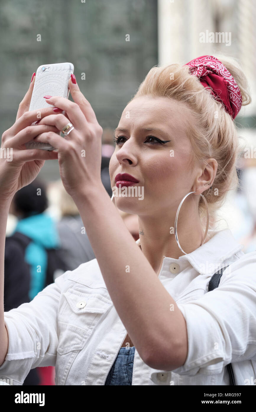 Junge Dame Fotografieren mit Smartphone in Florenz, Toskana, Italien, Europa, Stockfoto