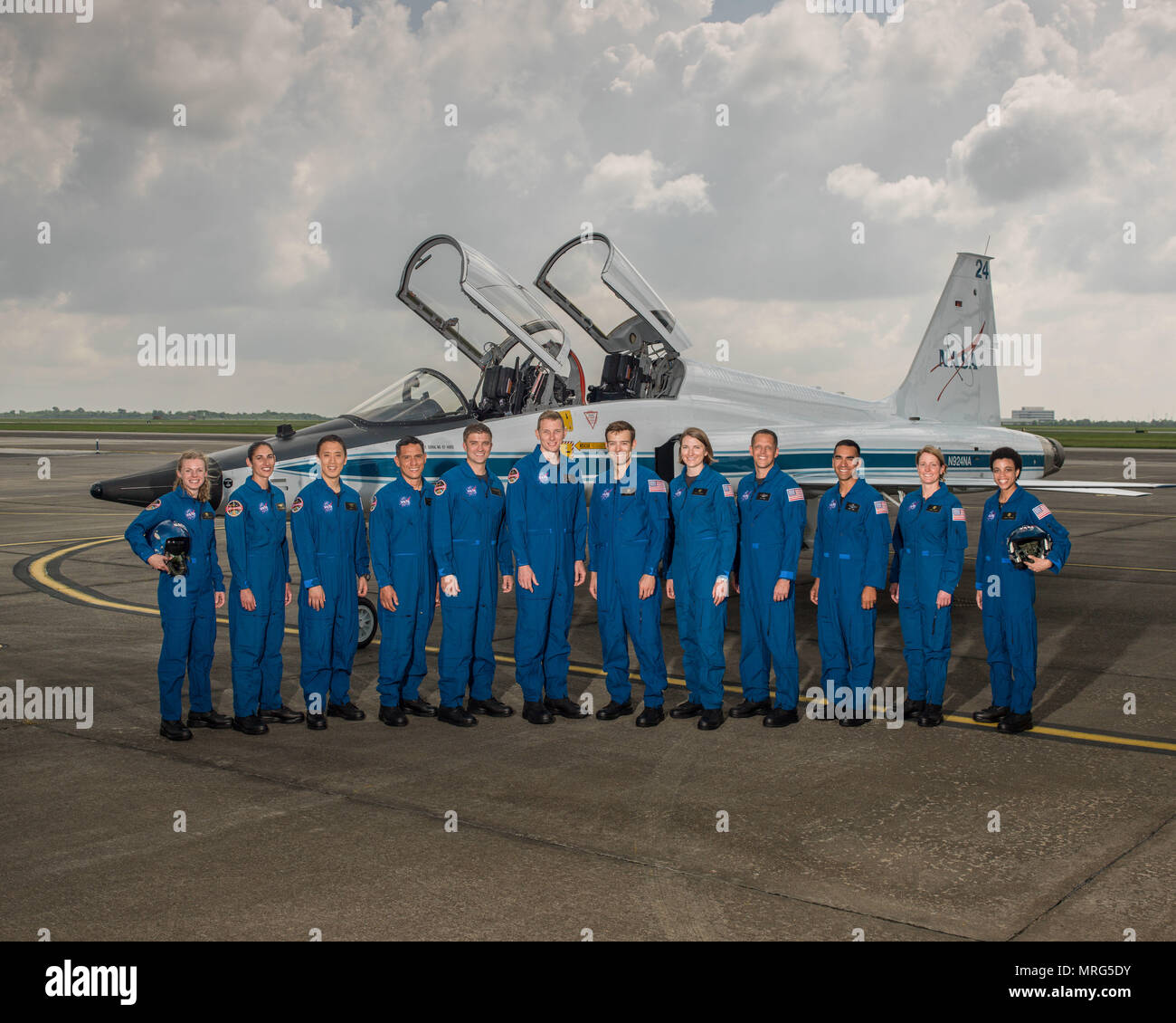 Die 2017 NASA-Astronaut Klasse: (von links) Zena Cardman, Jasmin Moghbeli, Jonny Kim, Frank Rubio, Matthew Dominick, Warren Hoburg, Robb Kulin, Kayla Barron, Bob Hines, Raji Chari, Loral O'Hara und Jessica Watkins. Photo Credit: NASA/Robert Markowitz Stockfoto