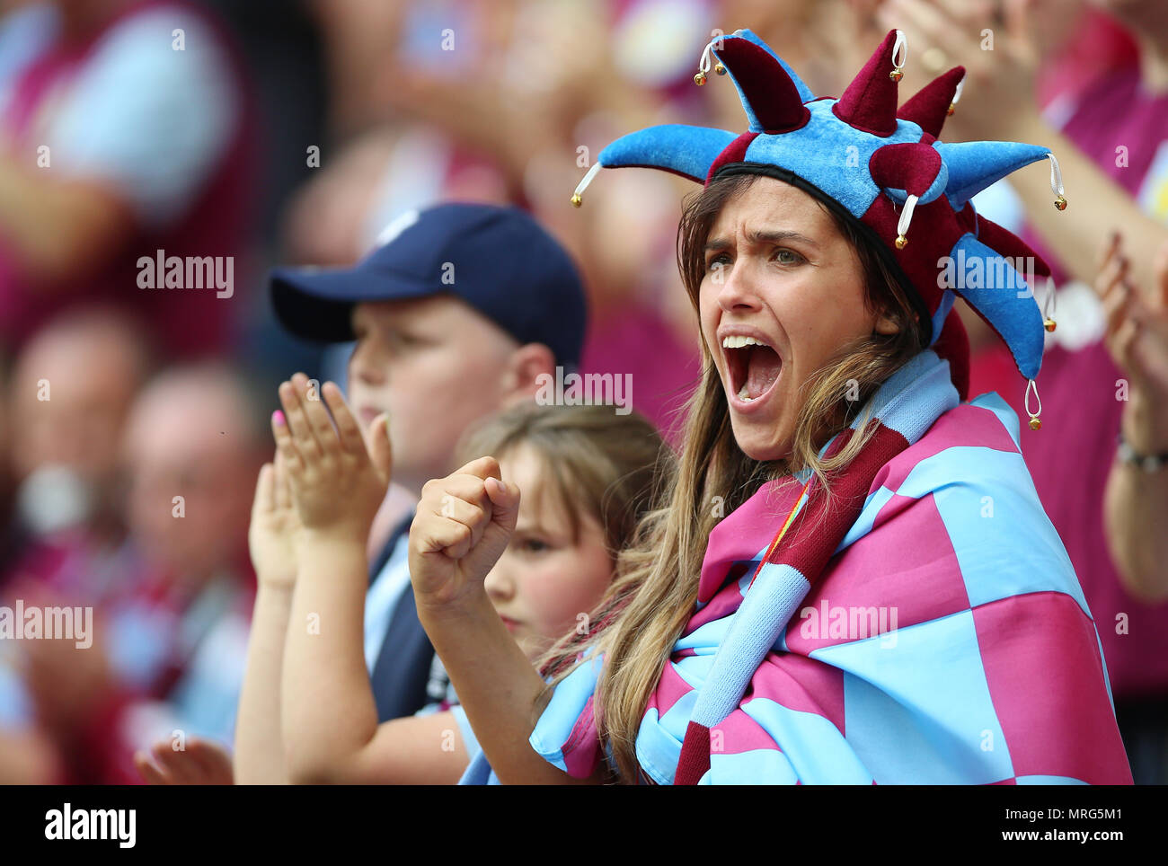 Ein Aston Villa Fan in einen Hut während der Sky Bet Meisterschaft finale im Wembley Stadion, London. Stockfoto