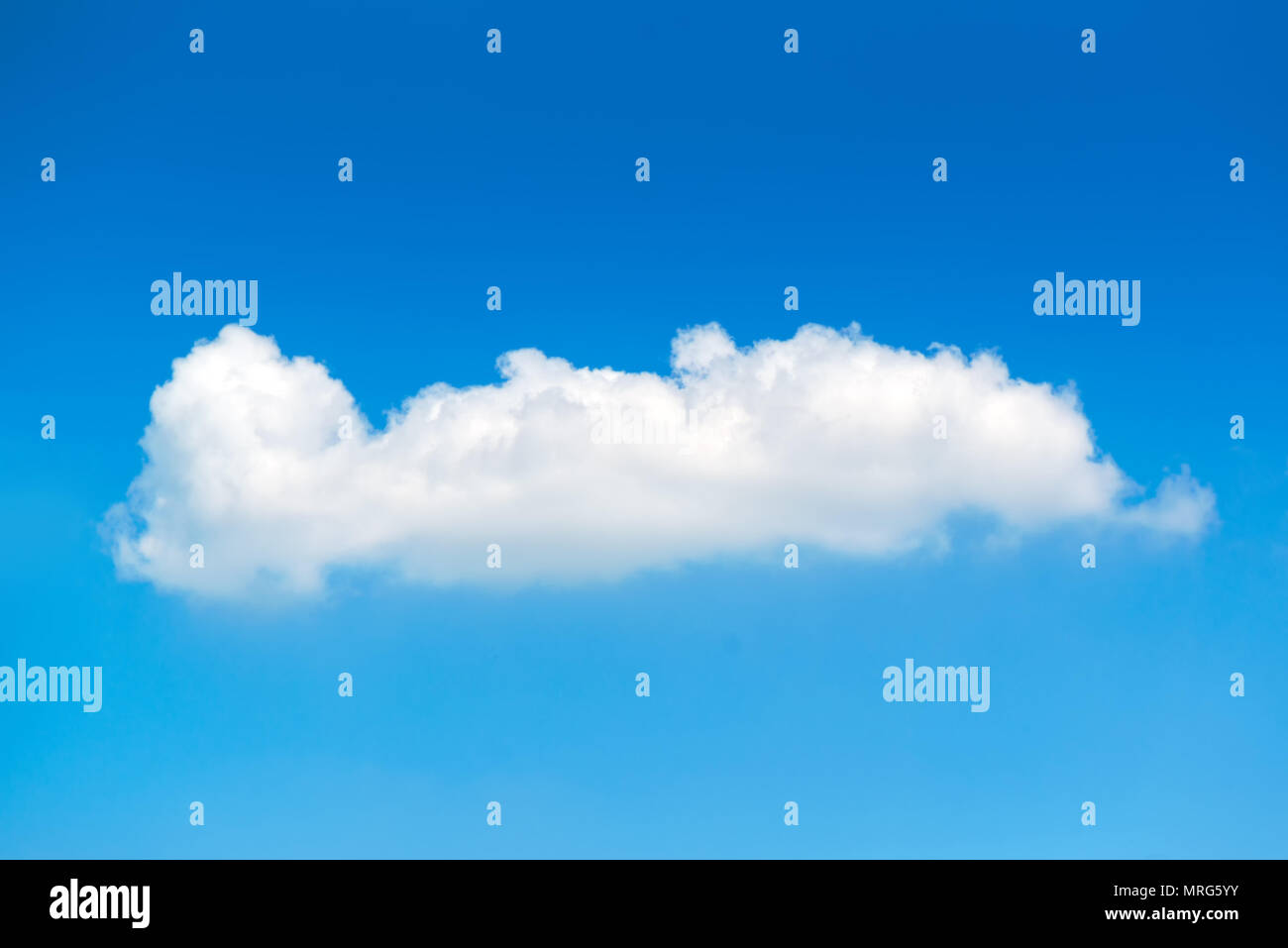 Einzelne weiße flauschige Wolke im blauen Himmel für Wetter und Klima Themen. Stockfoto