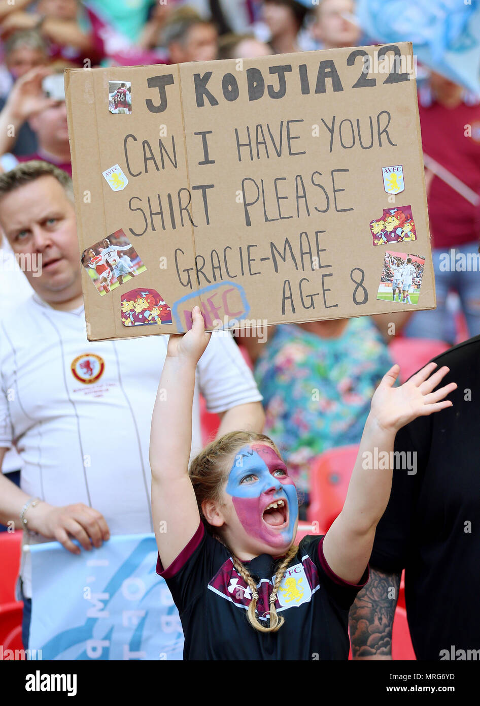 Ein Fan im Hemd die Stände Zugriffe Aston Villa Jonathan Kodjia während des Sky Bet Meisterschaft finale im Wembley Stadion, London. Stockfoto