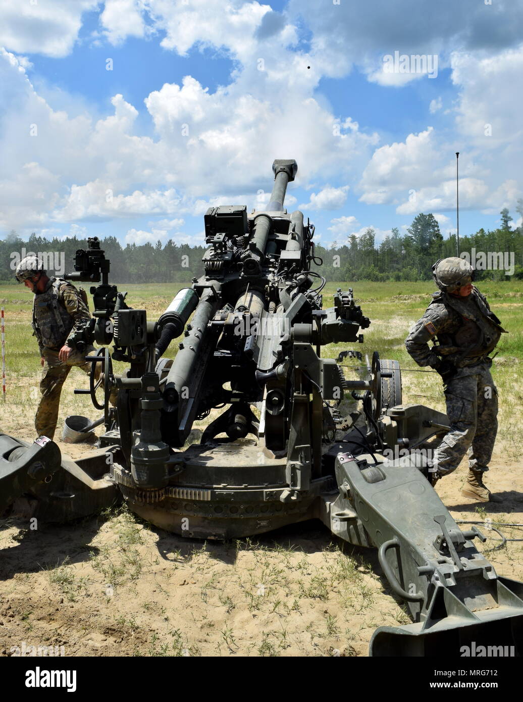 Sergeant Mark Yacono und Sgt. Justin Calder von Batterie C, 1.BATAILLON, 118 Field Artillery Regiment Feuer eine 155 mm Projektil aus Ihrer M777 Haubitze während einer Live-fire Übung in Fort Stewart. 118 FA und anderen Einheiten der Macon-basierte 48th Infantry Brigade Combat Team leiten eine exportierbare Combat Training Funktion Drehung in Partnerschaft mit der 3 Infantry Division. Stockfoto