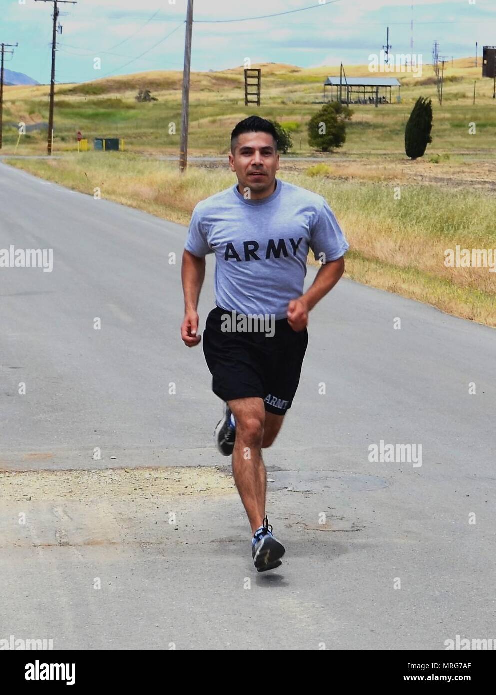 Sgt. Jesus Ruiz-Garcia, 469Th bekämpfen Sustainment Unterstützung Bataillon, der obere männliche Sieger, gewann auch die 1,5 Meile laufen für die Zeit während der 650Th Region Support Group Combat Fitness Herausforderung im Camp Parks finden Kräfte Training Bereich 9./10. Juni. Diese 311 Expeditionary Sustainment CFC-Vorrunde, Einführung von "Das Jahr der Fitness," wurde von Brig. General David Elwell, 311 Expeditionary Sustainment Command kommandierenden General. Diese neue Fitness Event ermöglicht sowohl Offiziere und Soldaten Soldaten zu konkurrieren Kopf in einer Reihe strenger Athlet Ereignisse zu Kopf. Stockfoto