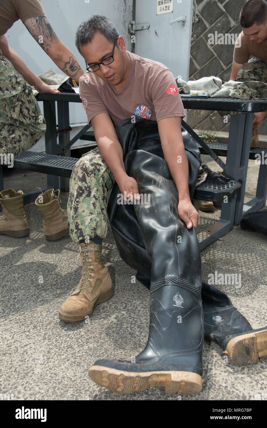 170615-N-YD 204-034 NAVAL AIR FACILITY ATSUGI, Japan (15. Juni 2017) 1. Klasse Utlitiesman Rommel Bundang, aus Fremont, Kalifornien, setzt auf eine Brust wader vor Betreten des Tade Fluß während Spill Response Übung Bohren an der Naval Air Facility (NAF) Atsugi. Die Abteilung Weiterbildung durchgeführt, um die Übung, um Emergency Response Teams im Falle eines Dieselkraftstoff auf der Basis vertraut zu machen. (U.S. Marine Foto von Mass Communication Specialist 2. Klasse Matthew C. Duncker/Freigegeben Stockfoto