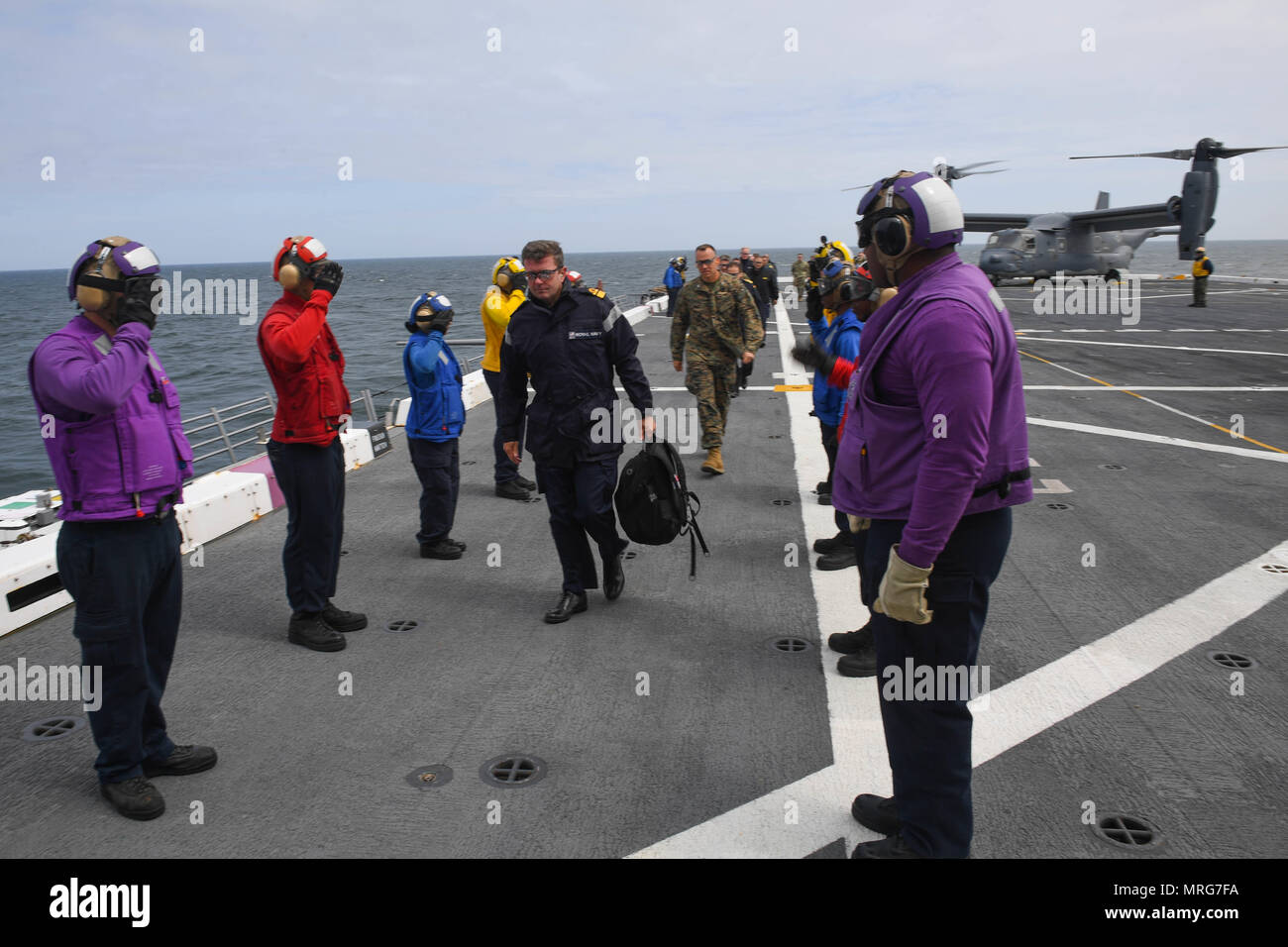 BALTOPS ist ein jährliches NATO-Seefahrtsverfahren, das in der Ostsee durchgeführt wird, um die Interoperabilität der alliierten Streitkräfte zu verbessern. Das Archivbild dokumentiert die Besucher, die am 14. Juni 2017 während der BALTOPS 2017, einer der größten maritimen Übungen in Nordeuropa, an Bord der USS Arlington (LPD-24) kamen. Stockfoto