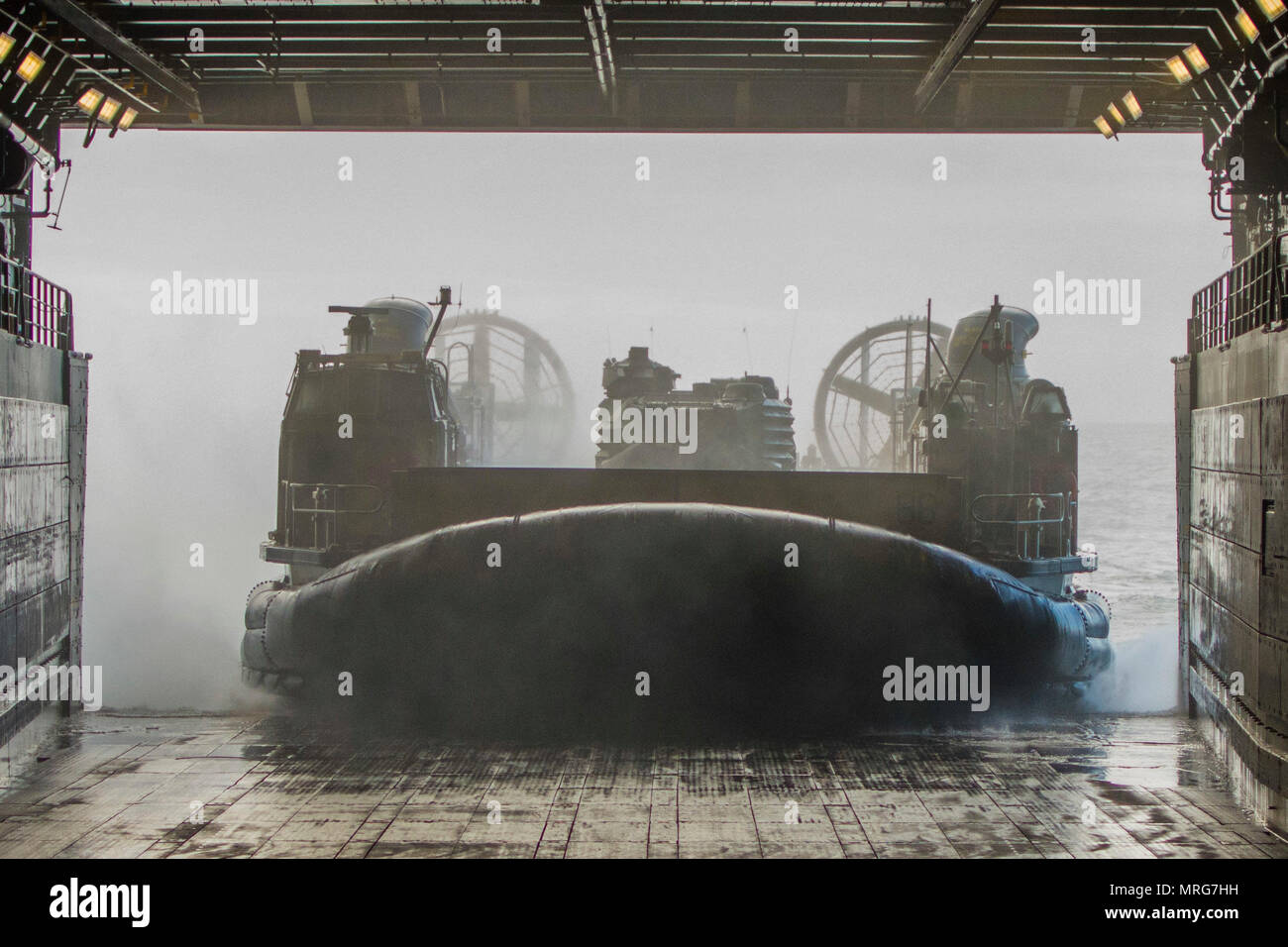 Landing Craft Air Cushion ist ein Hochgeschwindigkeits-Luftkissenfahrzeug, das von der United States Navy eingesetzt wird, um Ausrüstung und Personal von Schiff zu Land zu transportieren. Am 14. Juni 2017 verließ ein LCAC das Brunnendeck der USS Arlington (LPD 24) in der Ostsee während der Übung BALTOPS 2017. Das Archivbild dokumentiert amphibische Startoperationen, die im Rahmen der multinationalen maritimen Übung durchgeführt wurden. Stockfoto