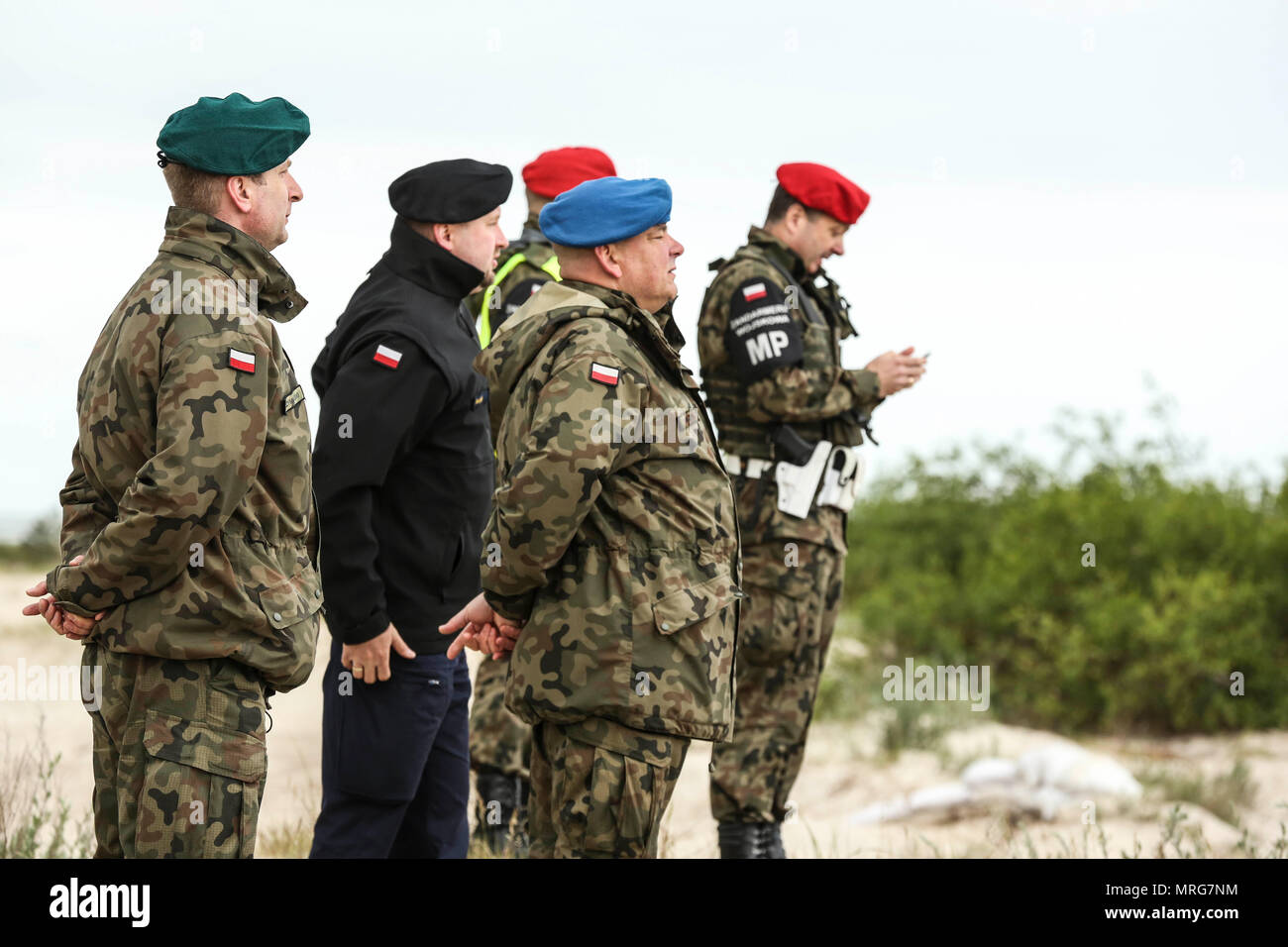 BALTOPS 2017 war eine jährliche NATO-geführte maritime Übung im Ostseeraum, an der alliierte Marine- und Amphibienkräfte beteiligt waren. Am 14. Juni 2017 beobachteten polnische Militärangehörige eine amphibische Landungsdemonstration in Ustka, Polen. Das Archivbild dokumentiert multinationale amphibische Operationen, die während der Übung durchgeführt wurden. Stockfoto