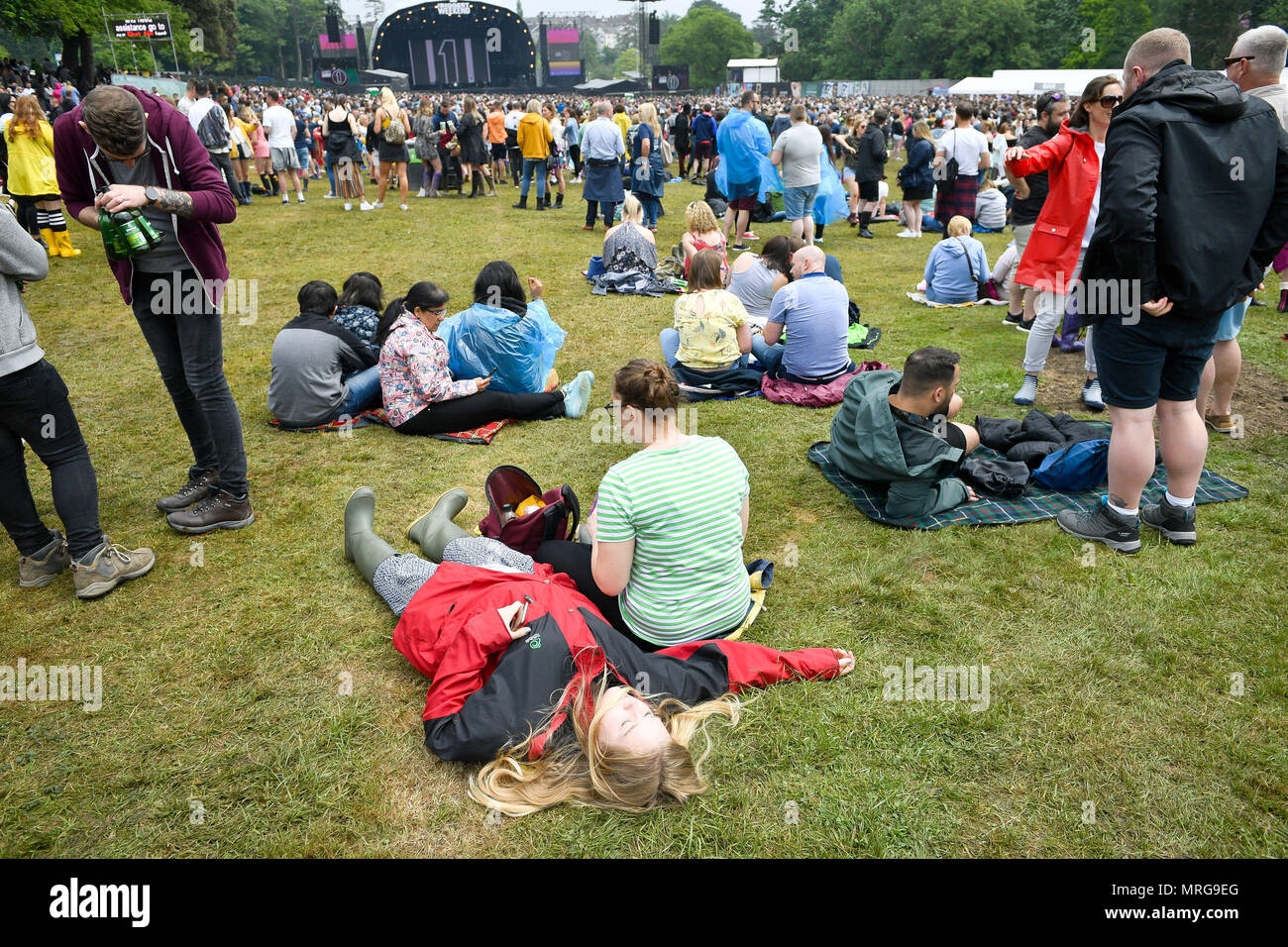 Die Menschen abseits der Massen während des ersten Tages des von BBC Radio 1 Größte Wochenende an Singleton Park, Swansea entspannen. Stockfoto