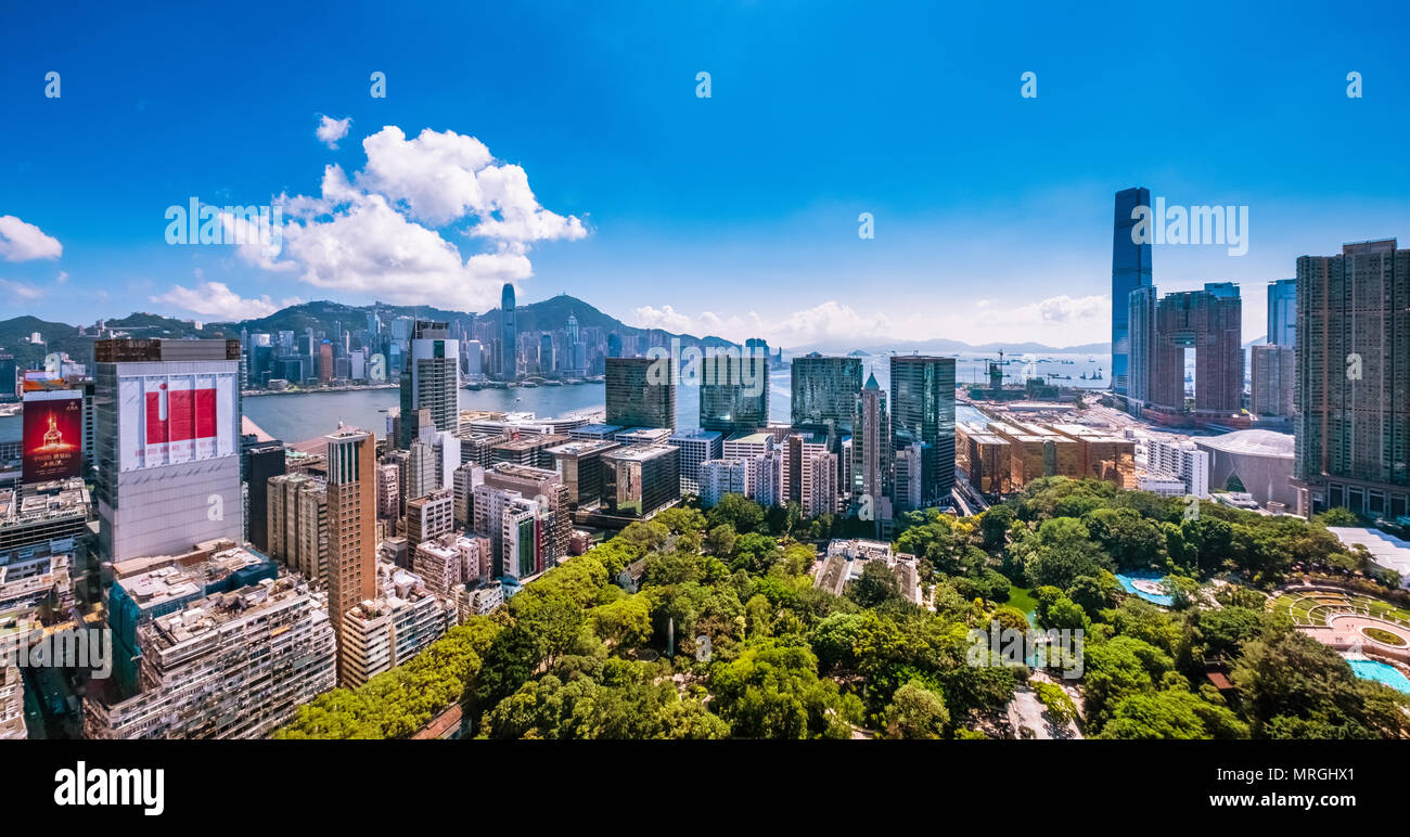 Kowloon, Hong Kong - 26. Mai 2018: Blick auf die Stadt der Halbinsel Kowloon und Hong Kong Island an heißen Nachmittag Stockfoto