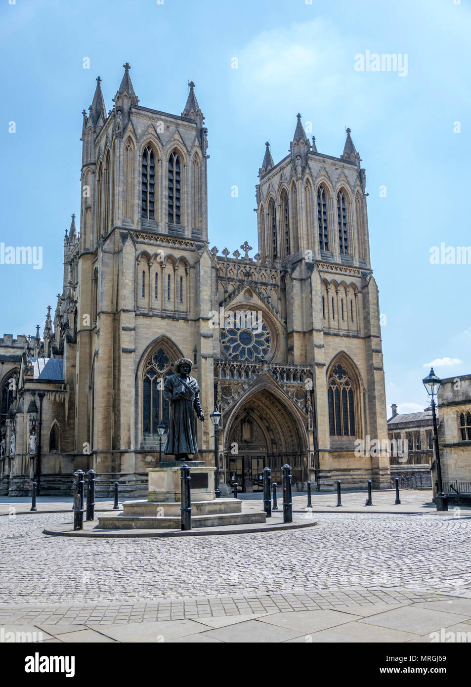 Westfassade der Kathedrale von Bristol mit Rajah Rammohun Roy Statue Stockfoto