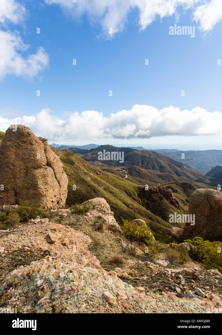 Eine Landschaft Blick auf den westlichen Ende der Santa Monica Mountains aus dem Rückgrat Trail. Stockfoto