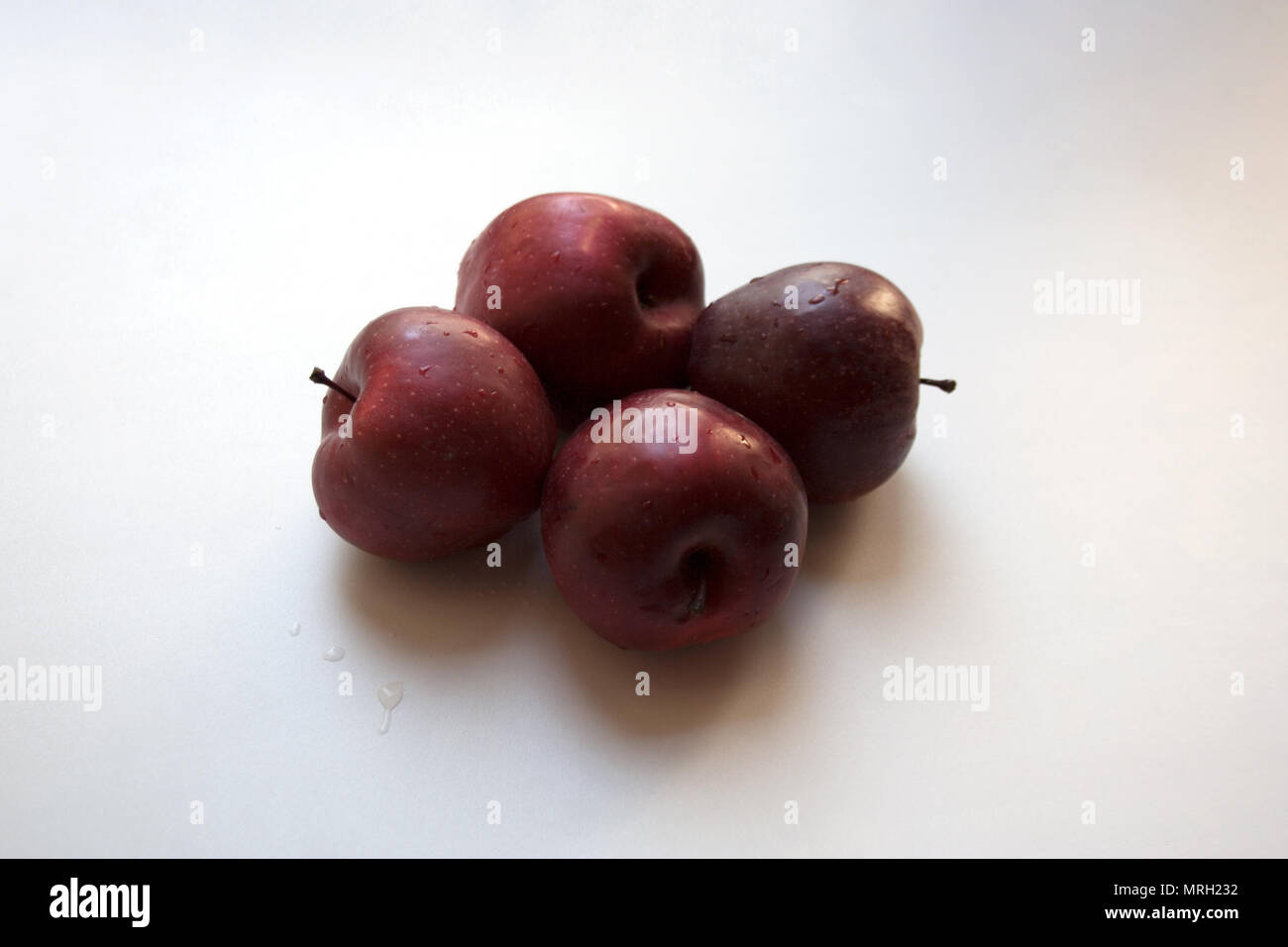 Vier Red Delicious äpfel auf weißem Hintergrund Stockfoto